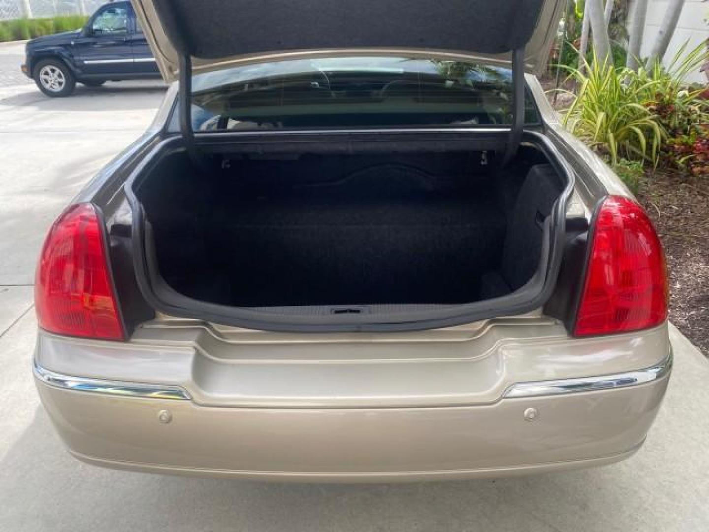 2005 Light French Silk Metallic /Med/Lt Parchment Lincoln Town Car Signature 1 OWNER FL LOW MILES 39,256 (1LNHM81W85Y) with an 4.6L SOHC SMPI V8 Engine engine, Automatic transmission, located at 4701 North Dixie Hwy, Pompano Beach, FL, 33064, (954) 422-2889, 26.240938, -80.123474 - OUR WEBPAGE FLORIDACARS1.COM HAS OVER 100 PHOTOS AND FREE CARFAX LINK 2005 LINCOLN TOWN CAR SIGNATURE VIN: 1LNHM81W85Y648232 1 L N H M 8 1 W 8 5 Y 6 4 8 2 3 2 SEDAN 4 DR 4.6L V8 F OHV 16V GASOLINE REAR WHEEL DRIVE Features ABS Brakes Air Conditioning Alloy Wheels AM/FM Stereo Automatic Transmission - Photo#84