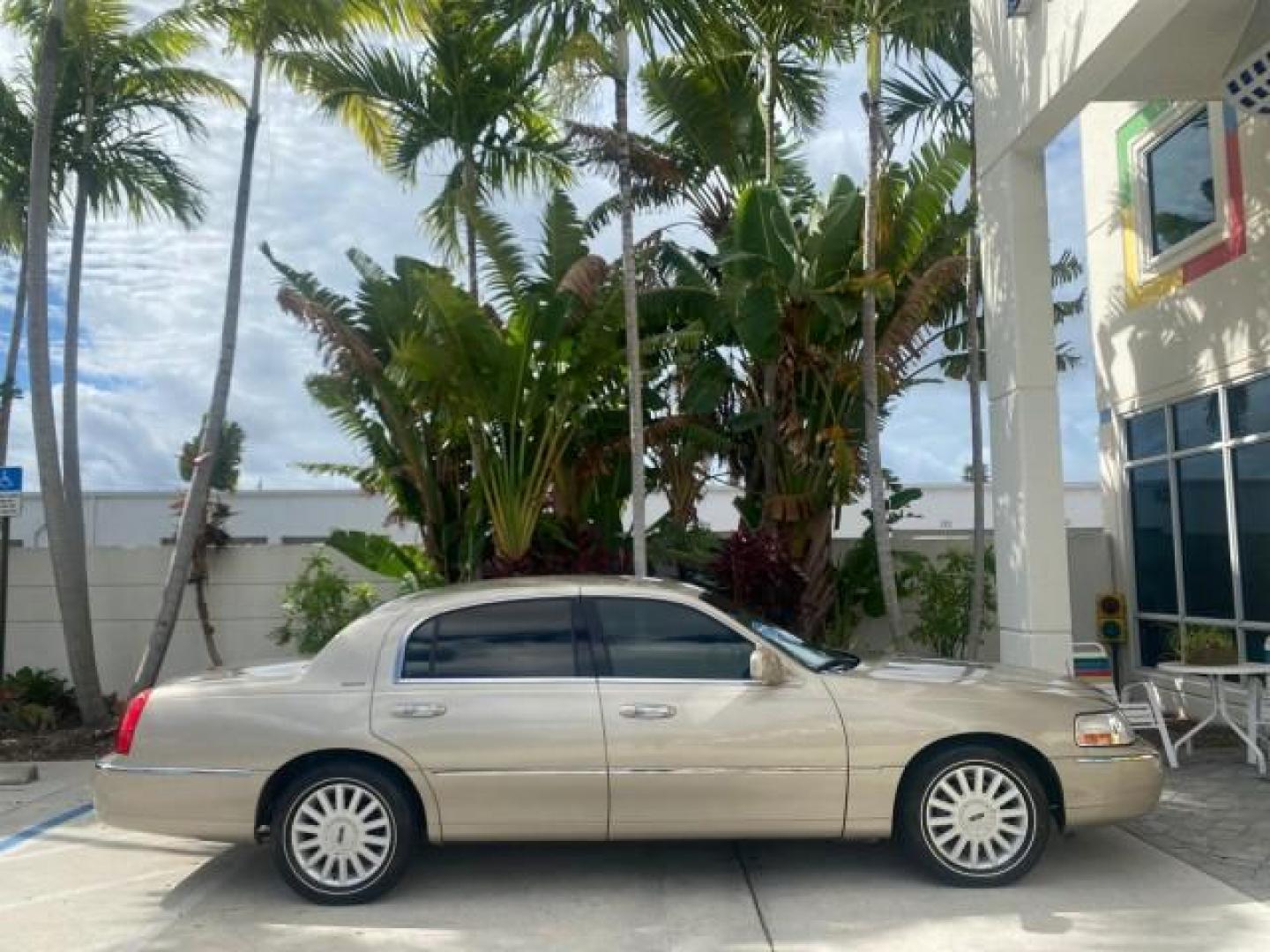 2005 Light French Silk Metallic /Med/Lt Parchment Lincoln Town Car Signature 1 OWNER FL LOW MILES 39,256 (1LNHM81W85Y) with an 4.6L SOHC SMPI V8 Engine engine, Automatic transmission, located at 4701 North Dixie Hwy, Pompano Beach, FL, 33064, (954) 422-2889, 26.240938, -80.123474 - OUR WEBPAGE FLORIDACARS1.COM HAS OVER 100 PHOTOS AND FREE CARFAX LINK 2005 LINCOLN TOWN CAR SIGNATURE VIN: 1LNHM81W85Y648232 1 L N H M 8 1 W 8 5 Y 6 4 8 2 3 2 SEDAN 4 DR 4.6L V8 F OHV 16V GASOLINE REAR WHEEL DRIVE Features ABS Brakes Air Conditioning Alloy Wheels AM/FM Stereo Automatic Transmission - Photo#87