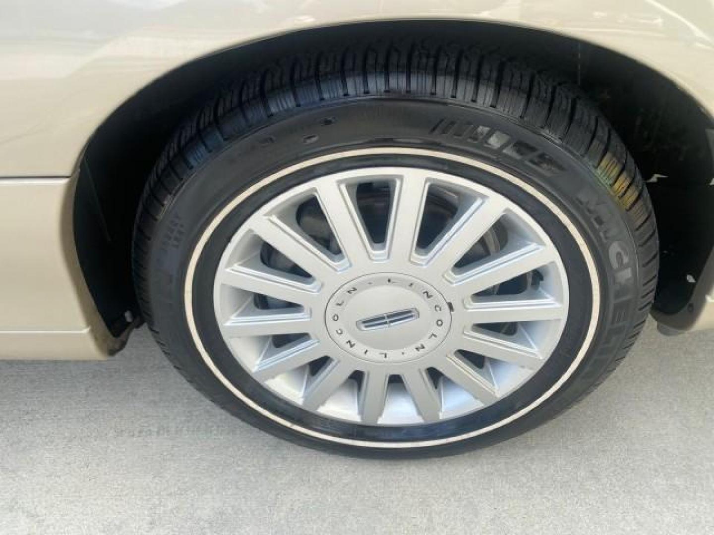 2005 Light French Silk Metallic /Med/Lt Parchment Lincoln Town Car Signature 1 OWNER FL LOW MILES 39,256 (1LNHM81W85Y) with an 4.6L SOHC SMPI V8 Engine engine, Automatic transmission, located at 4701 North Dixie Hwy, Pompano Beach, FL, 33064, (954) 422-2889, 26.240938, -80.123474 - OUR WEBPAGE FLORIDACARS1.COM HAS OVER 100 PHOTOS AND FREE CARFAX LINK 2005 LINCOLN TOWN CAR SIGNATURE VIN: 1LNHM81W85Y648232 1 L N H M 8 1 W 8 5 Y 6 4 8 2 3 2 SEDAN 4 DR 4.6L V8 F OHV 16V GASOLINE REAR WHEEL DRIVE Features ABS Brakes Air Conditioning Alloy Wheels AM/FM Stereo Automatic Transmission - Photo#88