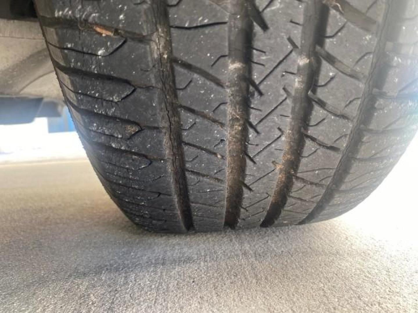 2005 Light French Silk Metallic /Med/Lt Parchment Lincoln Town Car Signature 1 OWNER FL LOW MILES 39,256 (1LNHM81W85Y) with an 4.6L SOHC SMPI V8 Engine engine, Automatic transmission, located at 4701 North Dixie Hwy, Pompano Beach, FL, 33064, (954) 422-2889, 26.240938, -80.123474 - OUR WEBPAGE FLORIDACARS1.COM HAS OVER 100 PHOTOS AND FREE CARFAX LINK 2005 LINCOLN TOWN CAR SIGNATURE VIN: 1LNHM81W85Y648232 1 L N H M 8 1 W 8 5 Y 6 4 8 2 3 2 SEDAN 4 DR 4.6L V8 F OHV 16V GASOLINE REAR WHEEL DRIVE Features ABS Brakes Air Conditioning Alloy Wheels AM/FM Stereo Automatic Transmission - Photo#89