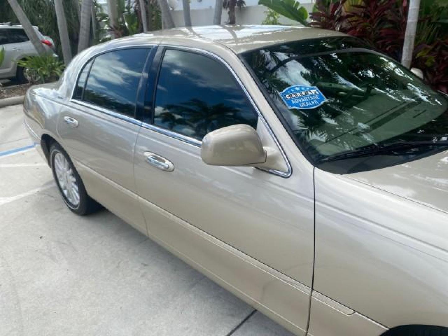 2005 Light French Silk Metallic /Med/Lt Parchment Lincoln Town Car Signature 1 OWNER FL LOW MILES 39,256 (1LNHM81W85Y) with an 4.6L SOHC SMPI V8 Engine engine, Automatic transmission, located at 4701 North Dixie Hwy, Pompano Beach, FL, 33064, (954) 422-2889, 26.240938, -80.123474 - OUR WEBPAGE FLORIDACARS1.COM HAS OVER 100 PHOTOS AND FREE CARFAX LINK 2005 LINCOLN TOWN CAR SIGNATURE VIN: 1LNHM81W85Y648232 1 L N H M 8 1 W 8 5 Y 6 4 8 2 3 2 SEDAN 4 DR 4.6L V8 F OHV 16V GASOLINE REAR WHEEL DRIVE Features ABS Brakes Air Conditioning Alloy Wheels AM/FM Stereo Automatic Transmission - Photo#90