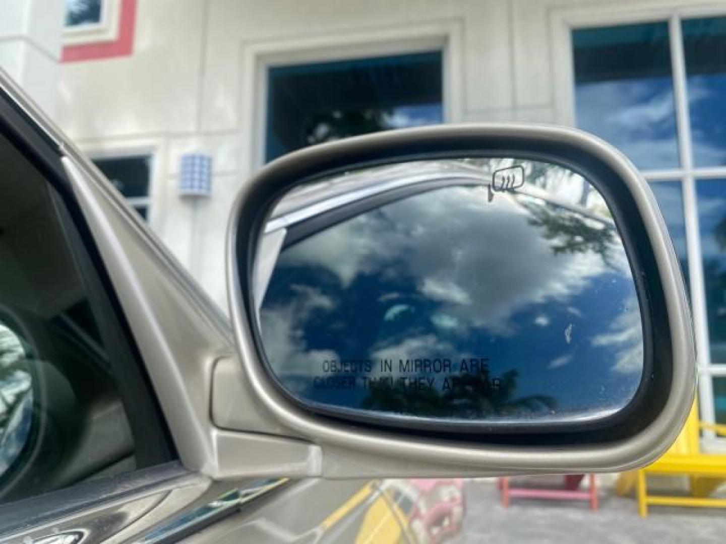 2005 Light French Silk Metallic /Med/Lt Parchment Lincoln Town Car Signature 1 OWNER FL LOW MILES 39,256 (1LNHM81W85Y) with an 4.6L SOHC SMPI V8 Engine engine, Automatic transmission, located at 4701 North Dixie Hwy, Pompano Beach, FL, 33064, (954) 422-2889, 26.240938, -80.123474 - OUR WEBPAGE FLORIDACARS1.COM HAS OVER 100 PHOTOS AND FREE CARFAX LINK 2005 LINCOLN TOWN CAR SIGNATURE VIN: 1LNHM81W85Y648232 1 L N H M 8 1 W 8 5 Y 6 4 8 2 3 2 SEDAN 4 DR 4.6L V8 F OHV 16V GASOLINE REAR WHEEL DRIVE Features ABS Brakes Air Conditioning Alloy Wheels AM/FM Stereo Automatic Transmission - Photo#92