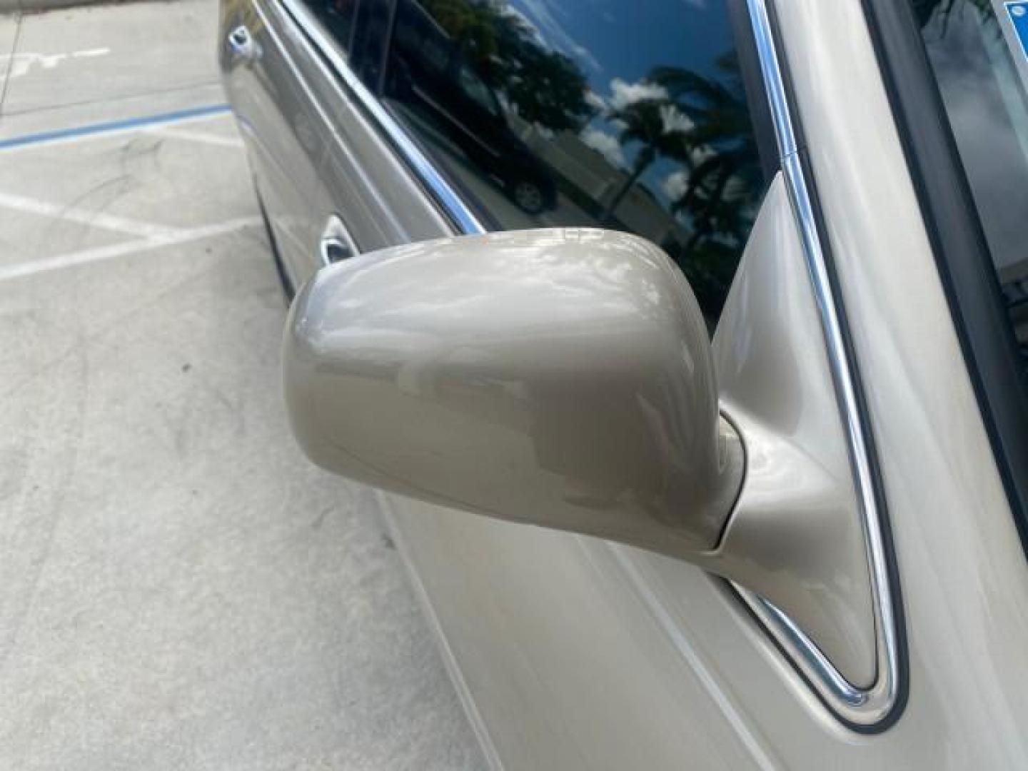 2005 Light French Silk Metallic /Med/Lt Parchment Lincoln Town Car Signature 1 OWNER FL LOW MILES 39,256 (1LNHM81W85Y) with an 4.6L SOHC SMPI V8 Engine engine, Automatic transmission, located at 4701 North Dixie Hwy, Pompano Beach, FL, 33064, (954) 422-2889, 26.240938, -80.123474 - OUR WEBPAGE FLORIDACARS1.COM HAS OVER 100 PHOTOS AND FREE CARFAX LINK 2005 LINCOLN TOWN CAR SIGNATURE VIN: 1LNHM81W85Y648232 1 L N H M 8 1 W 8 5 Y 6 4 8 2 3 2 SEDAN 4 DR 4.6L V8 F OHV 16V GASOLINE REAR WHEEL DRIVE Features ABS Brakes Air Conditioning Alloy Wheels AM/FM Stereo Automatic Transmission - Photo#93