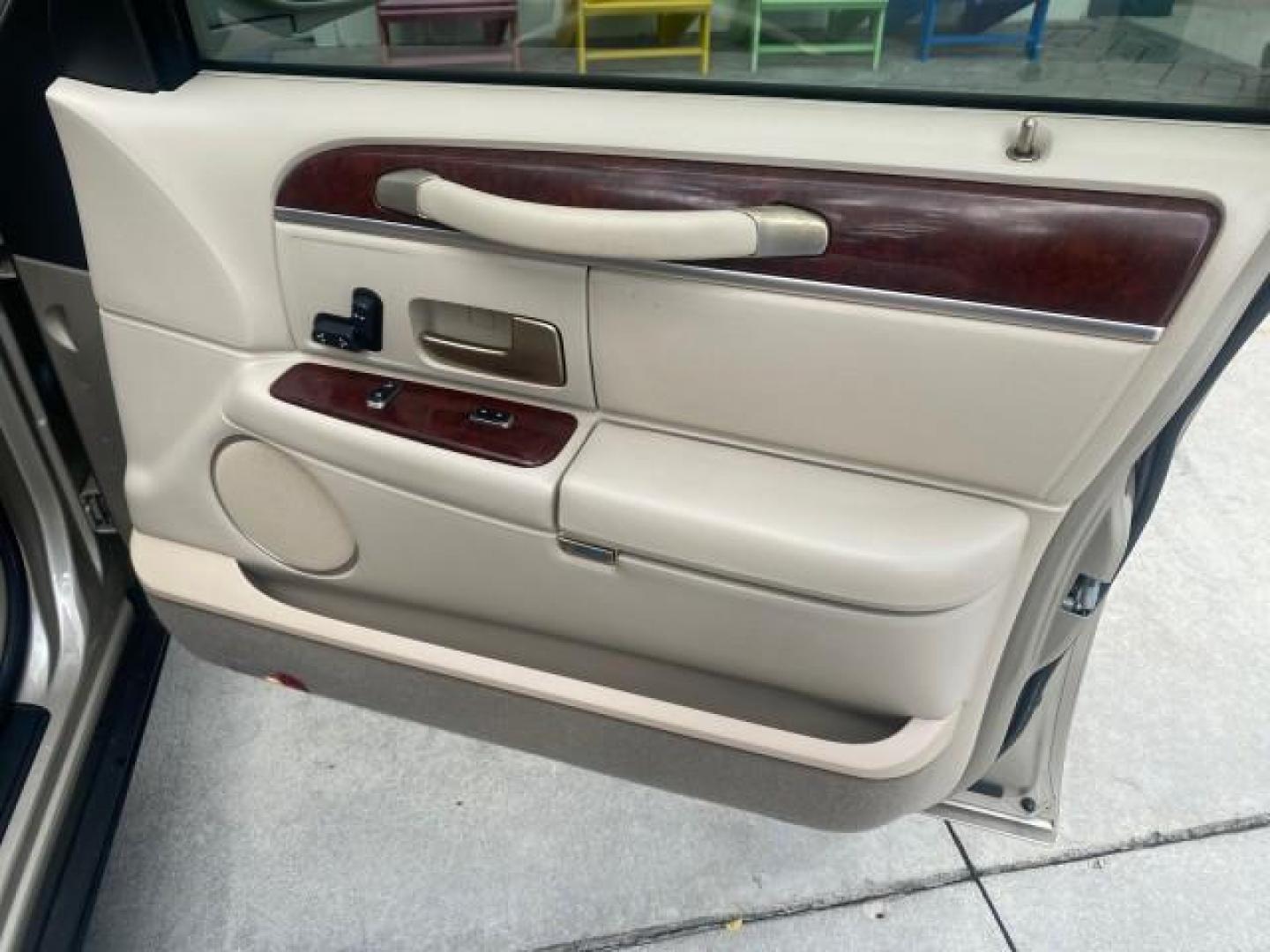 2005 Light French Silk Metallic /Med/Lt Parchment Lincoln Town Car Signature 1 OWNER FL LOW MILES 39,256 (1LNHM81W85Y) with an 4.6L SOHC SMPI V8 Engine engine, Automatic transmission, located at 4701 North Dixie Hwy, Pompano Beach, FL, 33064, (954) 422-2889, 26.240938, -80.123474 - OUR WEBPAGE FLORIDACARS1.COM HAS OVER 100 PHOTOS AND FREE CARFAX LINK 2005 LINCOLN TOWN CAR SIGNATURE VIN: 1LNHM81W85Y648232 1 L N H M 8 1 W 8 5 Y 6 4 8 2 3 2 SEDAN 4 DR 4.6L V8 F OHV 16V GASOLINE REAR WHEEL DRIVE Features ABS Brakes Air Conditioning Alloy Wheels AM/FM Stereo Automatic Transmission - Photo#94