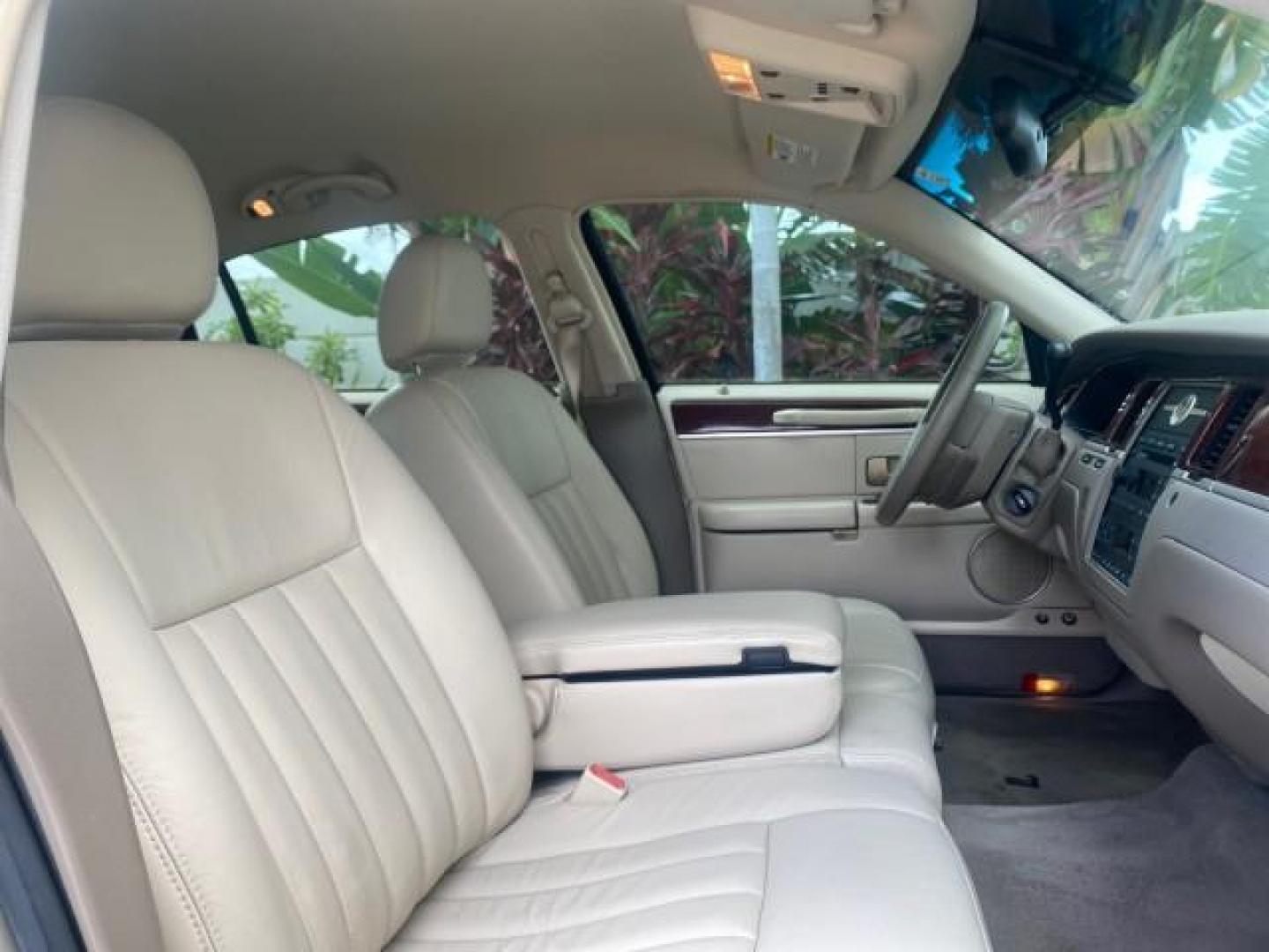 2005 Light French Silk Metallic /Med/Lt Parchment Lincoln Town Car Signature 1 OWNER FL LOW MILES 39,256 (1LNHM81W85Y) with an 4.6L SOHC SMPI V8 Engine engine, Automatic transmission, located at 4701 North Dixie Hwy, Pompano Beach, FL, 33064, (954) 422-2889, 26.240938, -80.123474 - OUR WEBPAGE FLORIDACARS1.COM HAS OVER 100 PHOTOS AND FREE CARFAX LINK 2005 LINCOLN TOWN CAR SIGNATURE VIN: 1LNHM81W85Y648232 1 L N H M 8 1 W 8 5 Y 6 4 8 2 3 2 SEDAN 4 DR 4.6L V8 F OHV 16V GASOLINE REAR WHEEL DRIVE Features ABS Brakes Air Conditioning Alloy Wheels AM/FM Stereo Automatic Transmission - Photo#95