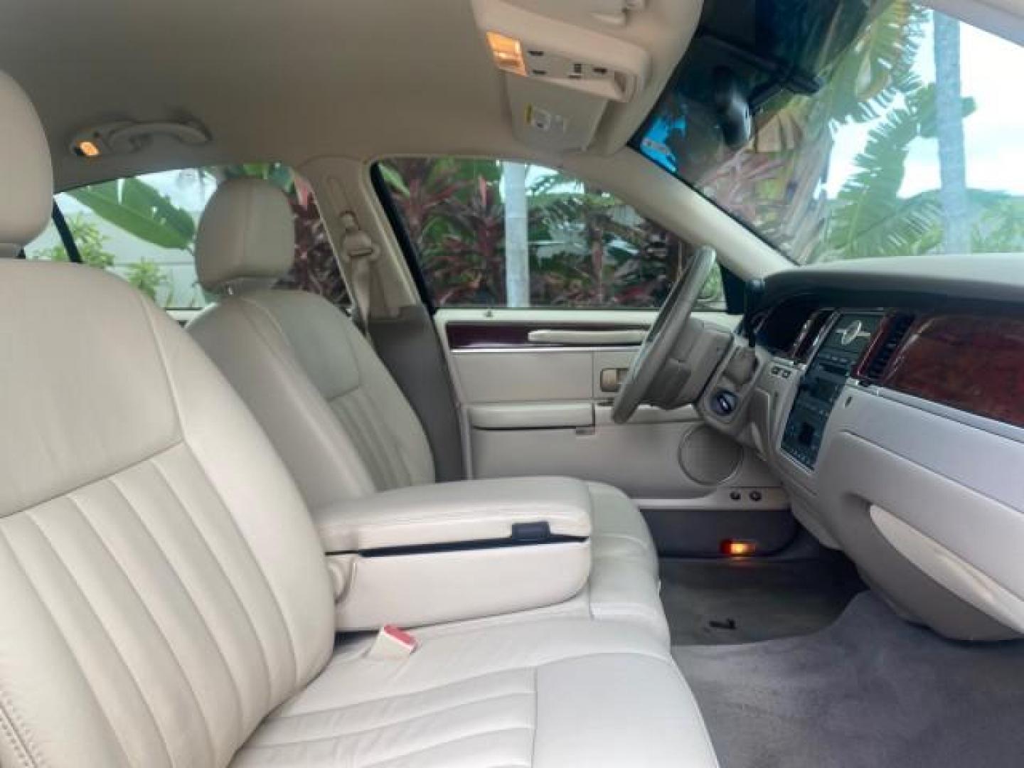 2005 Light French Silk Metallic /Med/Lt Parchment Lincoln Town Car Signature 1 OWNER FL LOW MILES 39,256 (1LNHM81W85Y) with an 4.6L SOHC SMPI V8 Engine engine, Automatic transmission, located at 4701 North Dixie Hwy, Pompano Beach, FL, 33064, (954) 422-2889, 26.240938, -80.123474 - OUR WEBPAGE FLORIDACARS1.COM HAS OVER 100 PHOTOS AND FREE CARFAX LINK 2005 LINCOLN TOWN CAR SIGNATURE VIN: 1LNHM81W85Y648232 1 L N H M 8 1 W 8 5 Y 6 4 8 2 3 2 SEDAN 4 DR 4.6L V8 F OHV 16V GASOLINE REAR WHEEL DRIVE Features ABS Brakes Air Conditioning Alloy Wheels AM/FM Stereo Automatic Transmission - Photo#96