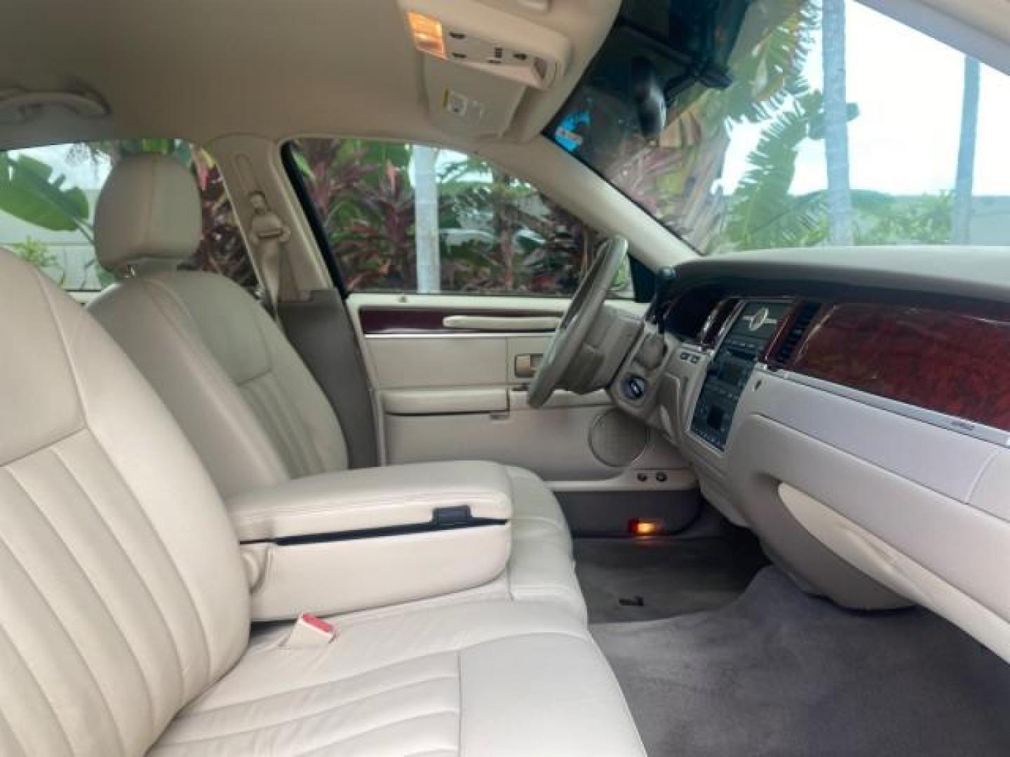 2005 Light French Silk Metallic /Med/Lt Parchment Lincoln Town Car Signature 1 OWNER FL LOW MILES 39,256 (1LNHM81W85Y) with an 4.6L SOHC SMPI V8 Engine engine, Automatic transmission, located at 4701 North Dixie Hwy, Pompano Beach, FL, 33064, (954) 422-2889, 26.240938, -80.123474 - OUR WEBPAGE FLORIDACARS1.COM HAS OVER 100 PHOTOS AND FREE CARFAX LINK 2005 LINCOLN TOWN CAR SIGNATURE VIN: 1LNHM81W85Y648232 1 L N H M 8 1 W 8 5 Y 6 4 8 2 3 2 SEDAN 4 DR 4.6L V8 F OHV 16V GASOLINE REAR WHEEL DRIVE Features ABS Brakes Air Conditioning Alloy Wheels AM/FM Stereo Automatic Transmission - Photo#97