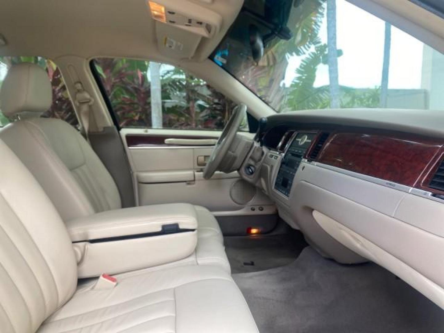 2005 Light French Silk Metallic /Med/Lt Parchment Lincoln Town Car Signature 1 OWNER FL LOW MILES 39,256 (1LNHM81W85Y) with an 4.6L SOHC SMPI V8 Engine engine, Automatic transmission, located at 4701 North Dixie Hwy, Pompano Beach, FL, 33064, (954) 422-2889, 26.240938, -80.123474 - OUR WEBPAGE FLORIDACARS1.COM HAS OVER 100 PHOTOS AND FREE CARFAX LINK 2005 LINCOLN TOWN CAR SIGNATURE VIN: 1LNHM81W85Y648232 1 L N H M 8 1 W 8 5 Y 6 4 8 2 3 2 SEDAN 4 DR 4.6L V8 F OHV 16V GASOLINE REAR WHEEL DRIVE Features ABS Brakes Air Conditioning Alloy Wheels AM/FM Stereo Automatic Transmission - Photo#98