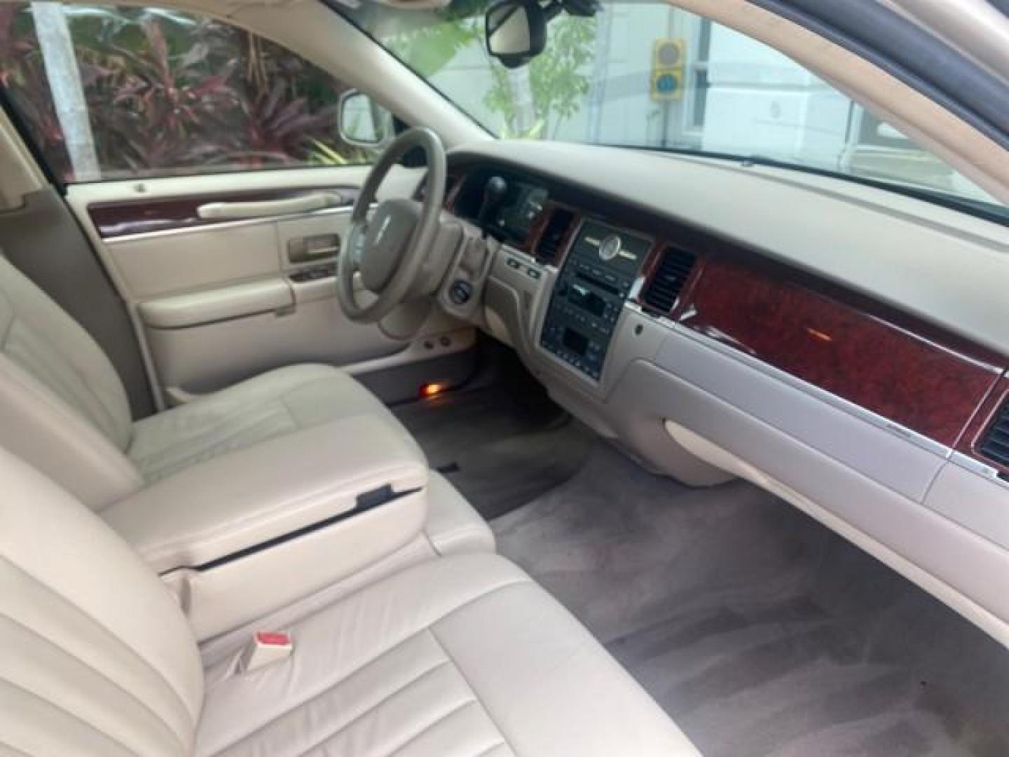 2005 Light French Silk Metallic /Med/Lt Parchment Lincoln Town Car Signature 1 OWNER FL LOW MILES 39,256 (1LNHM81W85Y) with an 4.6L SOHC SMPI V8 Engine engine, Automatic transmission, located at 4701 North Dixie Hwy, Pompano Beach, FL, 33064, (954) 422-2889, 26.240938, -80.123474 - OUR WEBPAGE FLORIDACARS1.COM HAS OVER 100 PHOTOS AND FREE CARFAX LINK 2005 LINCOLN TOWN CAR SIGNATURE VIN: 1LNHM81W85Y648232 1 L N H M 8 1 W 8 5 Y 6 4 8 2 3 2 SEDAN 4 DR 4.6L V8 F OHV 16V GASOLINE REAR WHEEL DRIVE Features ABS Brakes Air Conditioning Alloy Wheels AM/FM Stereo Automatic Transmission - Photo#99