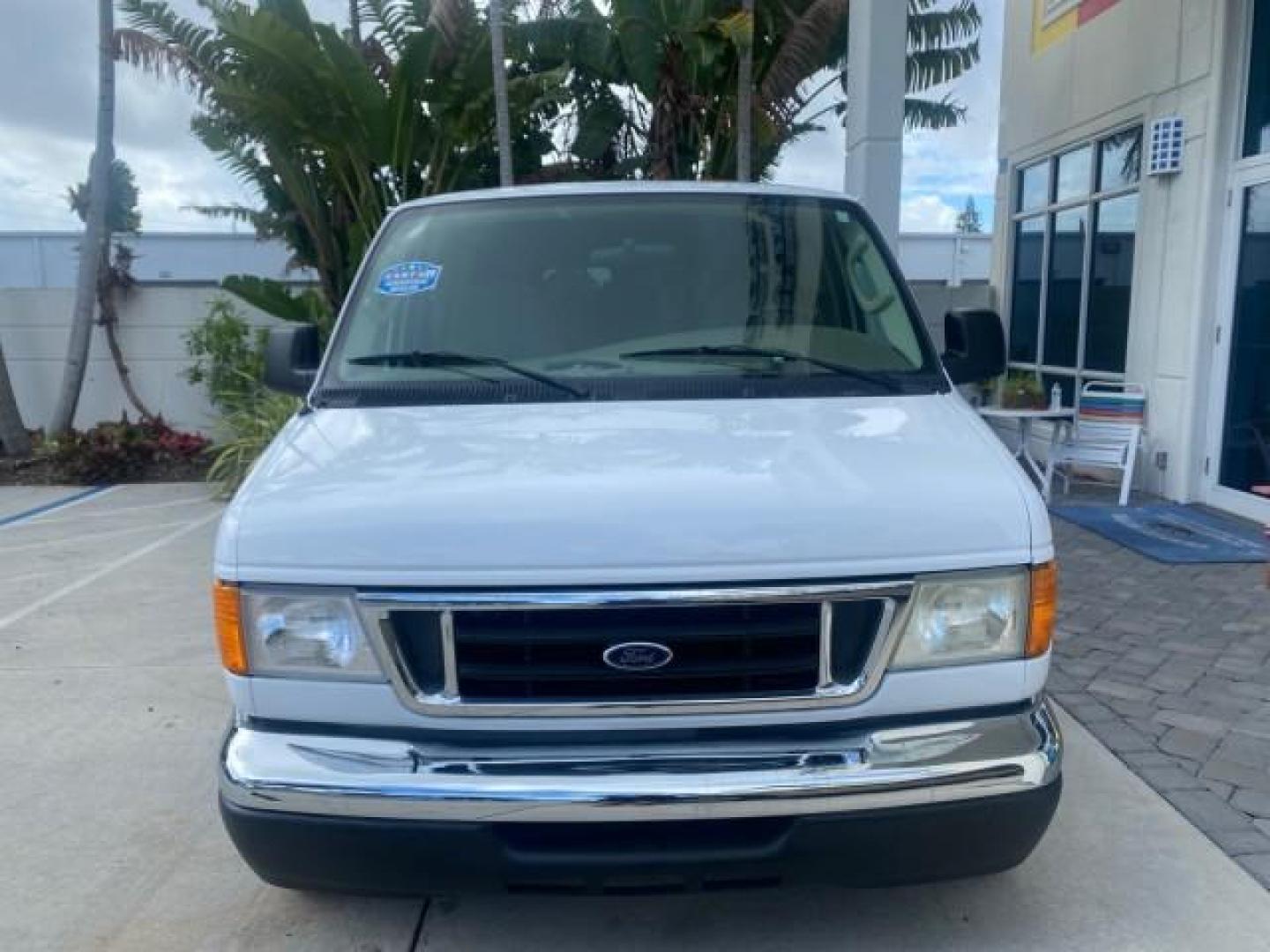 2006 Oxford White /Medium Flint Ford Econoline Wagon XLT LOW MILES 27,333 8 PASS (1FMRE11L86D) with an 5.4L EFI V8 Engine engine, Automatic transmission, located at 4701 North Dixie Hwy, Pompano Beach, FL, 33064, (954) 422-2889, 26.240938, -80.123474 - OUR WEBPAGE FLORIDACARS1.COM HAS OVER 100 PHOTOS AND FREE CARFAX LINK 2006 FORD E-SERIES E-150 XL - DUAL AIR 8 PASSENGER XL VIN: 1FMRE11L86DA99672 1 F M R E 1 1 L 8 6 D A 9 9 6 7 2 VAN 5.4L V8 F GASOLINE REAR WHEEL DRIVE Features ABS Brakes Air Conditioning AM/FM Stereo Automatic Transmission Runnin - Photo#2