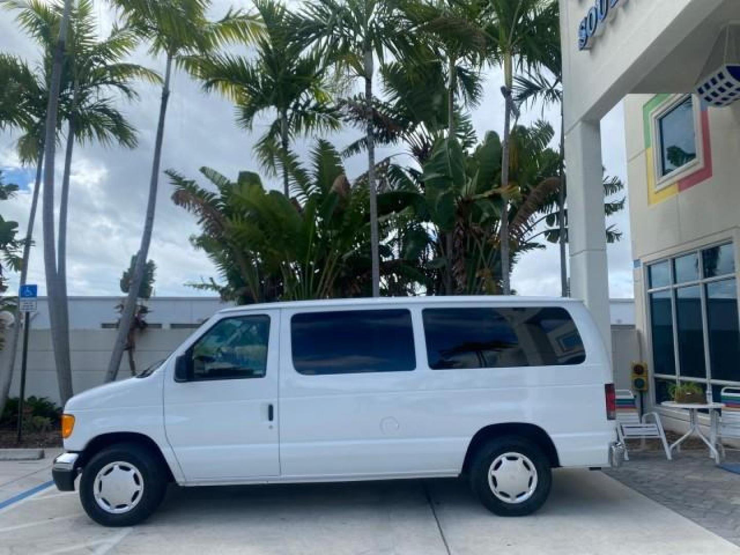 2006 Oxford White /Medium Flint Ford Econoline Wagon XLT LOW MILES 27,333 8 PASS (1FMRE11L86D) with an 5.4L EFI V8 Engine engine, Automatic transmission, located at 4701 North Dixie Hwy, Pompano Beach, FL, 33064, (954) 422-2889, 26.240938, -80.123474 - OUR WEBPAGE FLORIDACARS1.COM HAS OVER 100 PHOTOS AND FREE CARFAX LINK 2006 FORD E-SERIES E-150 XL - DUAL AIR 8 PASSENGER XL VIN: 1FMRE11L86DA99672 1 F M R E 1 1 L 8 6 D A 9 9 6 7 2 VAN 5.4L V8 F GASOLINE REAR WHEEL DRIVE Features ABS Brakes Air Conditioning AM/FM Stereo Automatic Transmission Runnin - Photo#4