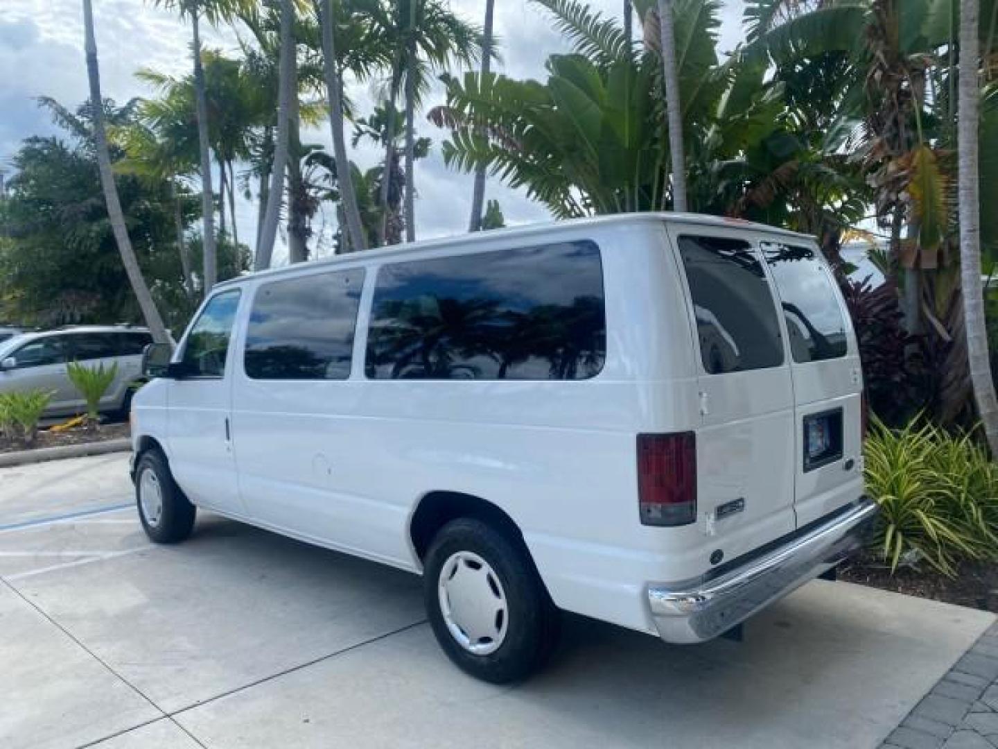 2006 Oxford White /Medium Flint Ford Econoline Wagon XLT LOW MILES 27,333 8 PASS (1FMRE11L86D) with an 5.4L EFI V8 Engine engine, Automatic transmission, located at 4701 North Dixie Hwy, Pompano Beach, FL, 33064, (954) 422-2889, 26.240938, -80.123474 - OUR WEBPAGE FLORIDACARS1.COM HAS OVER 100 PHOTOS AND FREE CARFAX LINK 2006 FORD E-SERIES E-150 XL - DUAL AIR 8 PASSENGER XL VIN: 1FMRE11L86DA99672 1 F M R E 1 1 L 8 6 D A 9 9 6 7 2 VAN 5.4L V8 F GASOLINE REAR WHEEL DRIVE Features ABS Brakes Air Conditioning AM/FM Stereo Automatic Transmission Runnin - Photo#5