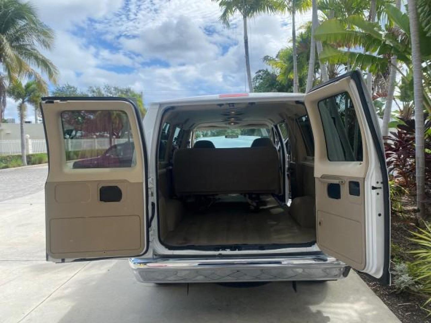 2006 Oxford White /Medium Flint Ford Econoline Wagon XLT LOW MILES 27,333 8 PASS (1FMRE11L86D) with an 5.4L EFI V8 Engine engine, Automatic transmission, located at 4701 North Dixie Hwy, Pompano Beach, FL, 33064, (954) 422-2889, 26.240938, -80.123474 - OUR WEBPAGE FLORIDACARS1.COM HAS OVER 100 PHOTOS AND FREE CARFAX LINK 2006 FORD E-SERIES E-150 XL - DUAL AIR 8 PASSENGER XL VIN: 1FMRE11L86DA99672 1 F M R E 1 1 L 8 6 D A 9 9 6 7 2 VAN 5.4L V8 F GASOLINE REAR WHEEL DRIVE Features ABS Brakes Air Conditioning AM/FM Stereo Automatic Transmission Runnin - Photo#15