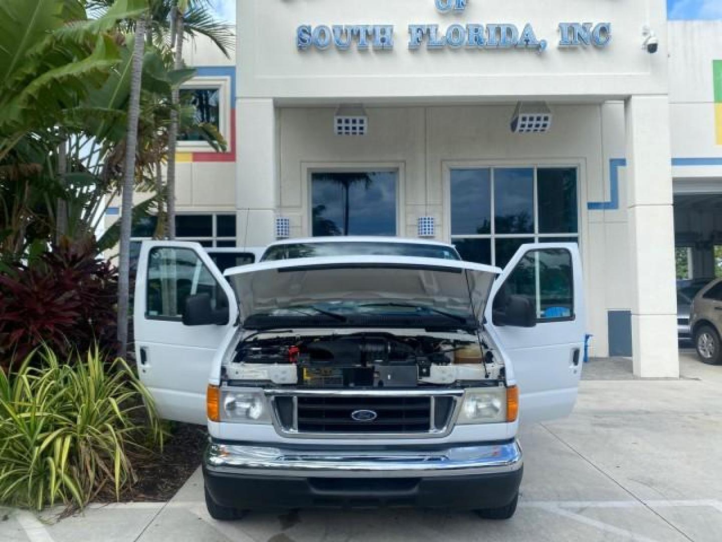 2006 Oxford White /Medium Flint Ford Econoline Wagon XLT LOW MILES 27,333 8 PASS (1FMRE11L86D) with an 5.4L EFI V8 Engine engine, Automatic transmission, located at 4701 North Dixie Hwy, Pompano Beach, FL, 33064, (954) 422-2889, 26.240938, -80.123474 - OUR WEBPAGE FLORIDACARS1.COM HAS OVER 100 PHOTOS AND FREE CARFAX LINK 2006 FORD E-SERIES E-150 XL - DUAL AIR 8 PASSENGER XL VIN: 1FMRE11L86DA99672 1 F M R E 1 1 L 8 6 D A 9 9 6 7 2 VAN 5.4L V8 F GASOLINE REAR WHEEL DRIVE Features ABS Brakes Air Conditioning AM/FM Stereo Automatic Transmission Runnin - Photo#16