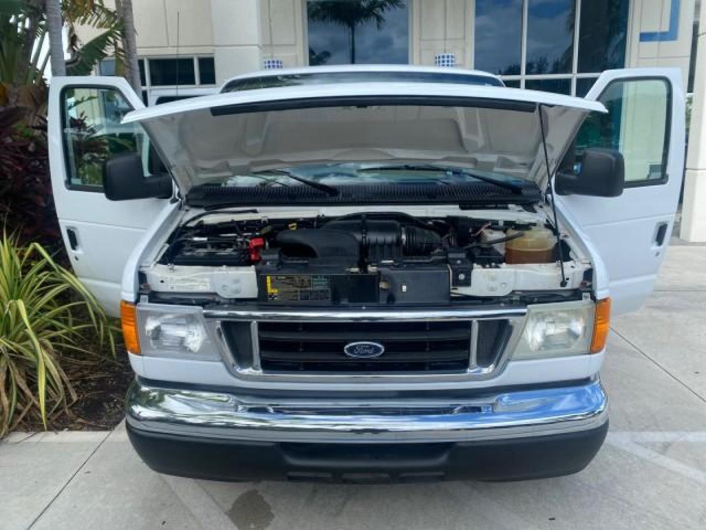 2006 Oxford White /Medium Flint Ford Econoline Wagon XLT LOW MILES 27,333 8 PASS (1FMRE11L86D) with an 5.4L EFI V8 Engine engine, Automatic transmission, located at 4701 North Dixie Hwy, Pompano Beach, FL, 33064, (954) 422-2889, 26.240938, -80.123474 - OUR WEBPAGE FLORIDACARS1.COM HAS OVER 100 PHOTOS AND FREE CARFAX LINK 2006 FORD E-SERIES E-150 XL - DUAL AIR 8 PASSENGER XL VIN: 1FMRE11L86DA99672 1 F M R E 1 1 L 8 6 D A 9 9 6 7 2 VAN 5.4L V8 F GASOLINE REAR WHEEL DRIVE Features ABS Brakes Air Conditioning AM/FM Stereo Automatic Transmission Runnin - Photo#17
