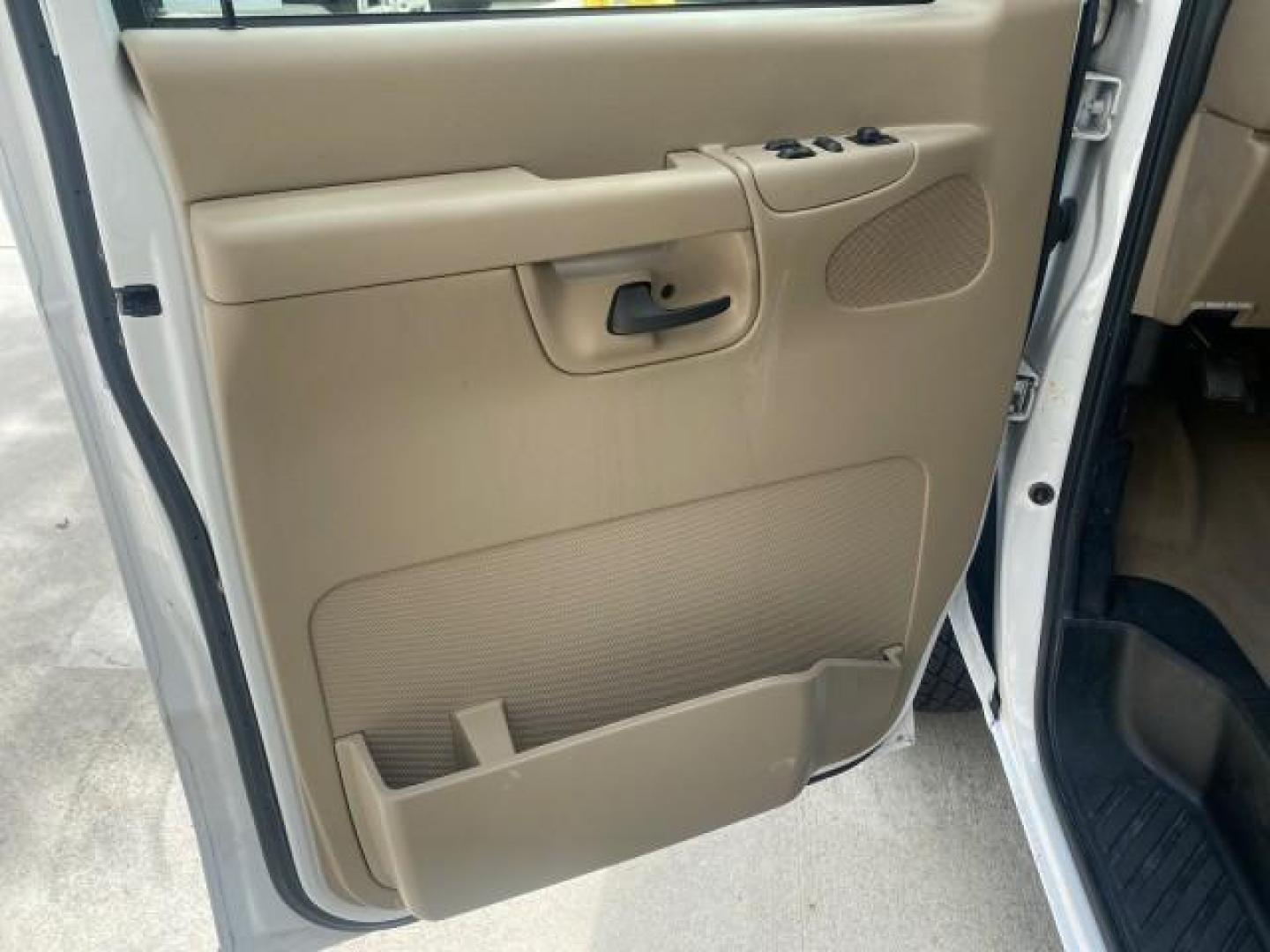 2006 Oxford White /Medium Flint Ford Econoline Wagon XLT LOW MILES 27,333 8 PASS (1FMRE11L86D) with an 5.4L EFI V8 Engine engine, Automatic transmission, located at 4701 North Dixie Hwy, Pompano Beach, FL, 33064, (954) 422-2889, 26.240938, -80.123474 - OUR WEBPAGE FLORIDACARS1.COM HAS OVER 100 PHOTOS AND FREE CARFAX LINK 2006 FORD E-SERIES E-150 XL - DUAL AIR 8 PASSENGER XL VIN: 1FMRE11L86DA99672 1 F M R E 1 1 L 8 6 D A 9 9 6 7 2 VAN 5.4L V8 F GASOLINE REAR WHEEL DRIVE Features ABS Brakes Air Conditioning AM/FM Stereo Automatic Transmission Runnin - Photo#31