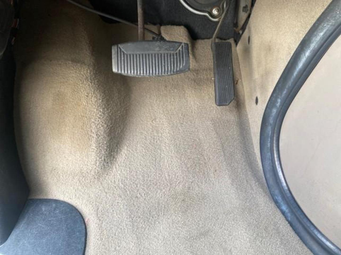 2006 Oxford White /Medium Flint Ford Econoline Wagon XLT LOW MILES 27,333 8 PASS (1FMRE11L86D) with an 5.4L EFI V8 Engine engine, Automatic transmission, located at 4701 North Dixie Hwy, Pompano Beach, FL, 33064, (954) 422-2889, 26.240938, -80.123474 - OUR WEBPAGE FLORIDACARS1.COM HAS OVER 100 PHOTOS AND FREE CARFAX LINK 2006 FORD E-SERIES E-150 XL - DUAL AIR 8 PASSENGER XL VIN: 1FMRE11L86DA99672 1 F M R E 1 1 L 8 6 D A 9 9 6 7 2 VAN 5.4L V8 F GASOLINE REAR WHEEL DRIVE Features ABS Brakes Air Conditioning AM/FM Stereo Automatic Transmission Runnin - Photo#45