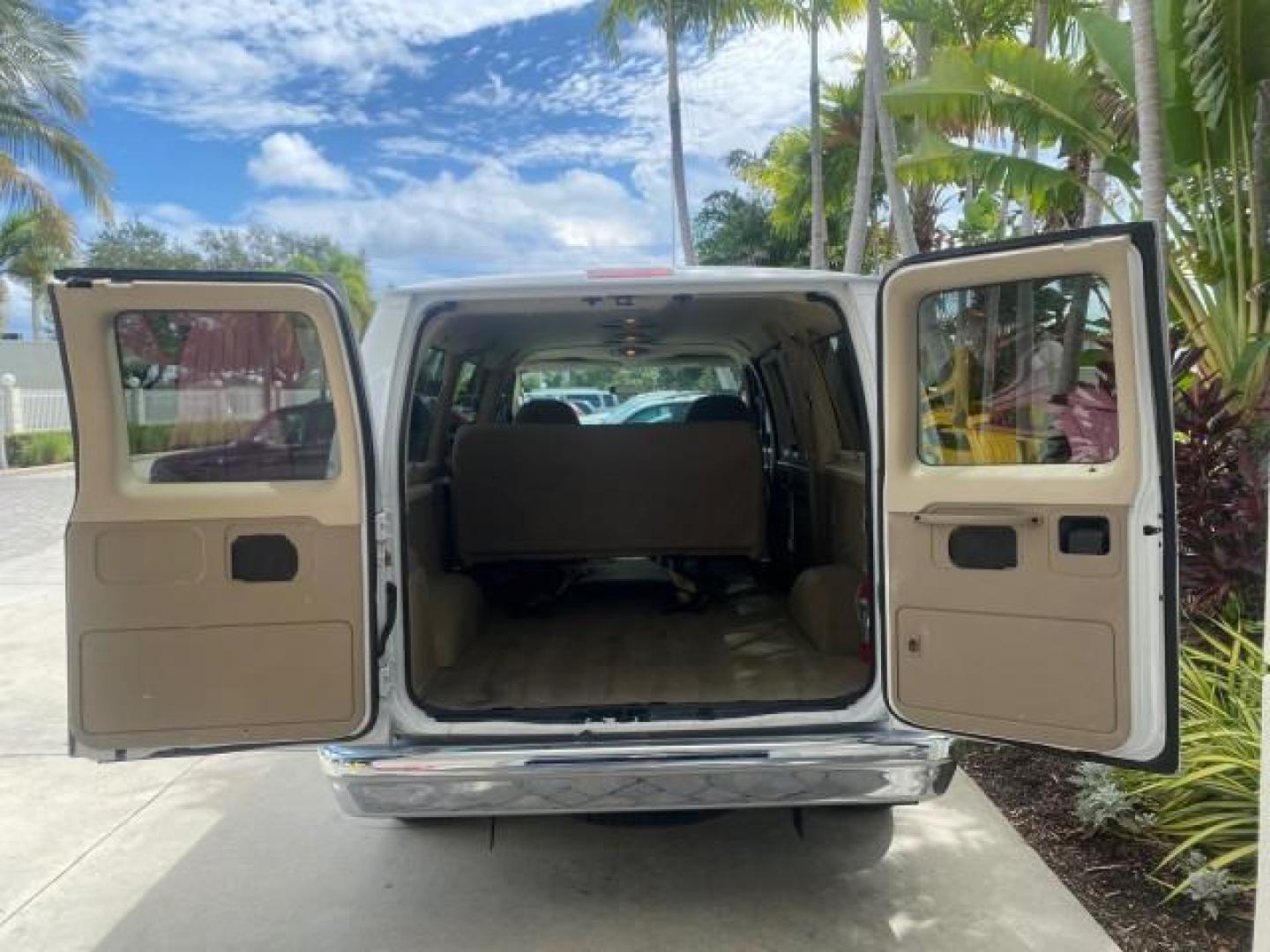 2006 Oxford White /Medium Flint Ford Econoline Wagon XLT LOW MILES 27,333 8 PASS (1FMRE11L86D) with an 5.4L EFI V8 Engine engine, Automatic transmission, located at 4701 North Dixie Hwy, Pompano Beach, FL, 33064, (954) 422-2889, 26.240938, -80.123474 - OUR WEBPAGE FLORIDACARS1.COM HAS OVER 100 PHOTOS AND FREE CARFAX LINK 2006 FORD E-SERIES E-150 XL - DUAL AIR 8 PASSENGER XL VIN: 1FMRE11L86DA99672 1 F M R E 1 1 L 8 6 D A 9 9 6 7 2 VAN 5.4L V8 F GASOLINE REAR WHEEL DRIVE Features ABS Brakes Air Conditioning AM/FM Stereo Automatic Transmission Runnin - Photo#89