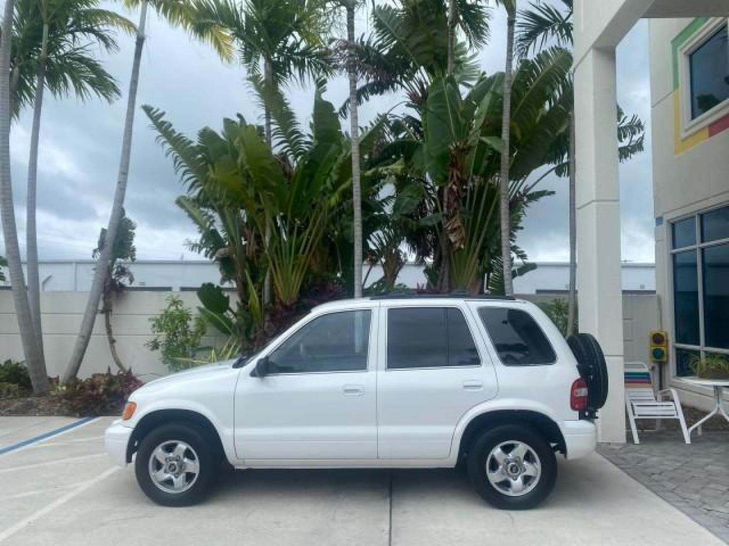 2002 White /Gray Kia Sportage SUV LOW MILES 37,679 (KNDJB723325) with an 2.0L DOHC MPFI 16-Valve Inline 4-Cyl Engine engine, Automatic transmission, located at 4701 North Dixie Hwy, Pompano Beach, FL, 33064, (954) 422-2889, 26.240938, -80.123474 - OUR WEBPAGE FLORIDACARS1.COM HAS OVER 100 PHOTOS AND FREE CARFAX LINK 2002 KIA SPORTAGE VIN: KNDJB723325123795 K N D J B 7 2 3 3 2 5 1 2 3 7 9 5 4 DOOR WAGON/SPORT UTILITY 2.0L I4 F DOHC 16V GASOLINE REAR WHEEL DRIVE Features Air Conditioning Alloy Wheels AM/FM Stereo Automatic Transmission CD Audio - Photo#4