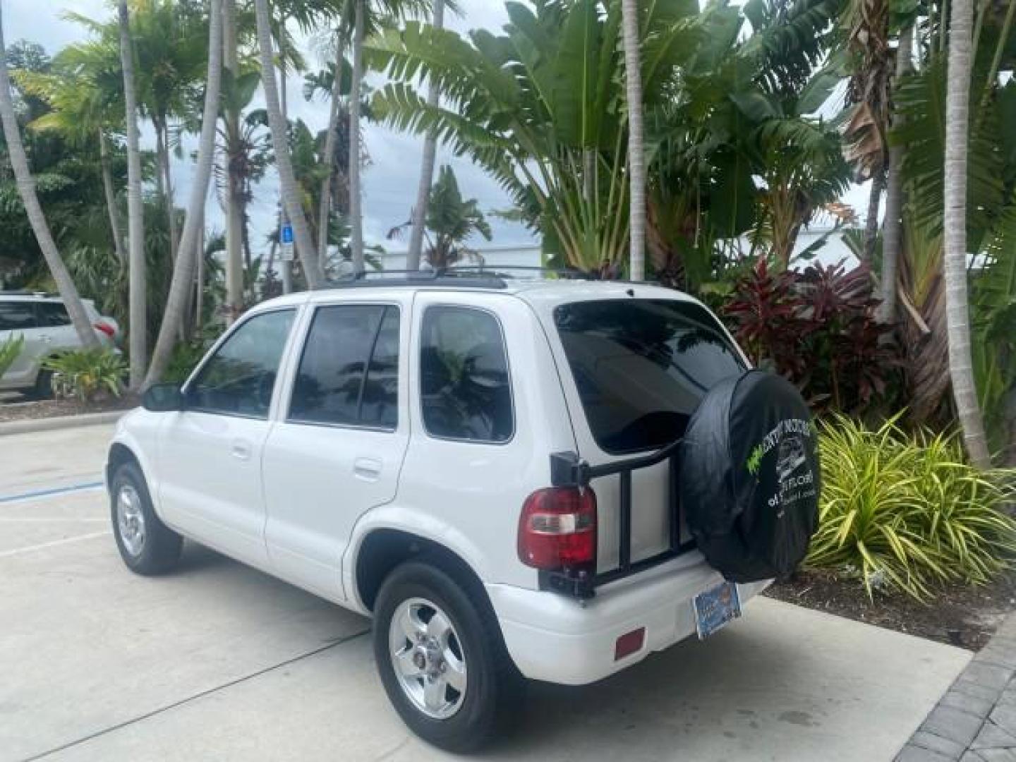 2002 White /Gray Kia Sportage SUV LOW MILES 37,679 (KNDJB723325) with an 2.0L DOHC MPFI 16-Valve Inline 4-Cyl Engine engine, Automatic transmission, located at 4701 North Dixie Hwy, Pompano Beach, FL, 33064, (954) 422-2889, 26.240938, -80.123474 - OUR WEBPAGE FLORIDACARS1.COM HAS OVER 100 PHOTOS AND FREE CARFAX LINK 2002 KIA SPORTAGE VIN: KNDJB723325123795 K N D J B 7 2 3 3 2 5 1 2 3 7 9 5 4 DOOR WAGON/SPORT UTILITY 2.0L I4 F DOHC 16V GASOLINE REAR WHEEL DRIVE Features Air Conditioning Alloy Wheels AM/FM Stereo Automatic Transmission CD Audio - Photo#5