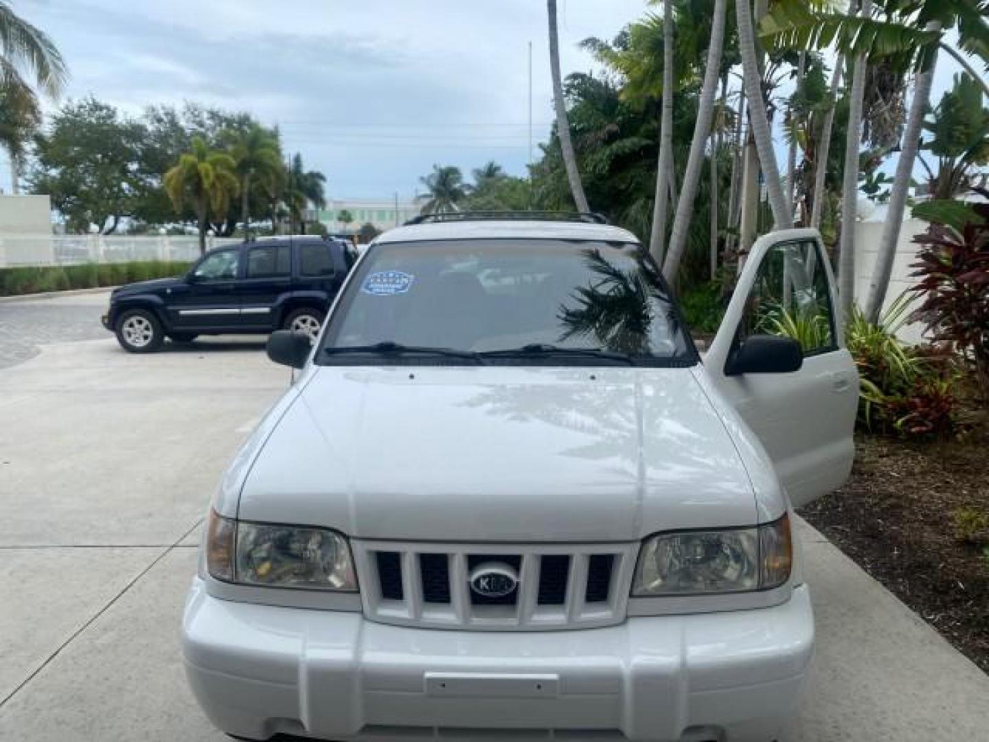 2002 White /Gray Kia Sportage SUV LOW MILES 37,679 (KNDJB723325) with an 2.0L DOHC MPFI 16-Valve Inline 4-Cyl Engine engine, Automatic transmission, located at 4701 North Dixie Hwy, Pompano Beach, FL, 33064, (954) 422-2889, 26.240938, -80.123474 - OUR WEBPAGE FLORIDACARS1.COM HAS OVER 100 PHOTOS AND FREE CARFAX LINK 2002 KIA SPORTAGE VIN: KNDJB723325123795 K N D J B 7 2 3 3 2 5 1 2 3 7 9 5 4 DOOR WAGON/SPORT UTILITY 2.0L I4 F DOHC 16V GASOLINE REAR WHEEL DRIVE Features Air Conditioning Alloy Wheels AM/FM Stereo Automatic Transmission CD Audio - Photo#24