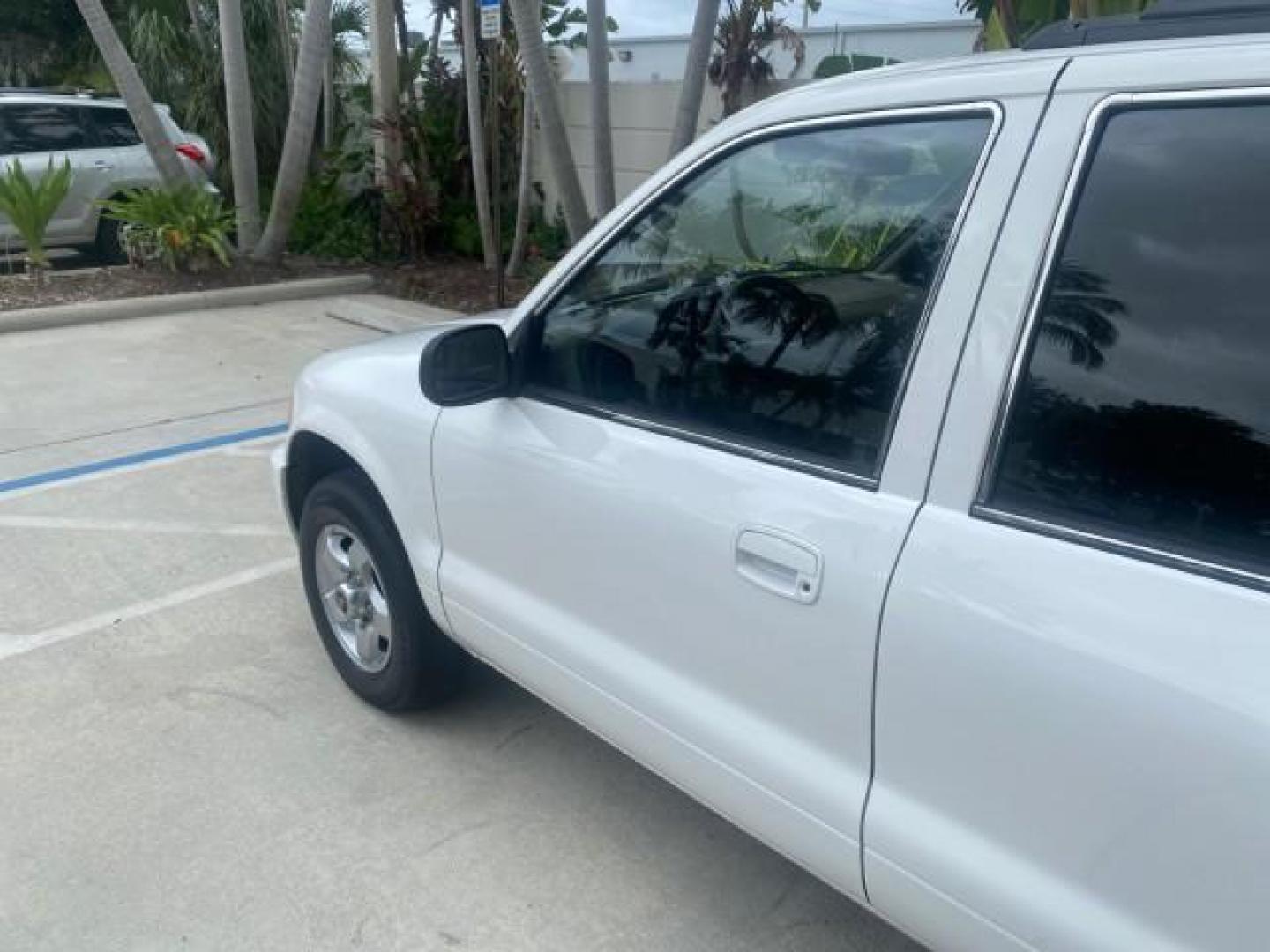 2002 White /Gray Kia Sportage SUV LOW MILES 37,679 (KNDJB723325) with an 2.0L DOHC MPFI 16-Valve Inline 4-Cyl Engine engine, Automatic transmission, located at 4701 North Dixie Hwy, Pompano Beach, FL, 33064, (954) 422-2889, 26.240938, -80.123474 - OUR WEBPAGE FLORIDACARS1.COM HAS OVER 100 PHOTOS AND FREE CARFAX LINK 2002 KIA SPORTAGE VIN: KNDJB723325123795 K N D J B 7 2 3 3 2 5 1 2 3 7 9 5 4 DOOR WAGON/SPORT UTILITY 2.0L I4 F DOHC 16V GASOLINE REAR WHEEL DRIVE Features Air Conditioning Alloy Wheels AM/FM Stereo Automatic Transmission CD Audio - Photo#27