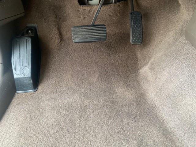 2002 White /Gray Kia Sportage SUV LOW MILES 37,688 (KNDJB723325) with an 2.0L DOHC MPFI 16-Valve Inline 4-Cyl Engine engine, Automatic transmission, located at 4701 North Dixie Hwy, Pompano Beach, FL, 33064, (954) 422-2889, 26.240938, -80.123474 - OUR WEBPAGE FLORIDACARS1.COM HAS OVER 100 PHOTOS AND FREE CARFAX LINK 2002 KIA SPORTAGE VIN: KNDJB723325123795 K N D J B 7 2 3 3 2 5 1 2 3 7 9 5 4 DOOR WAGON/SPORT UTILITY 2.0L I4 F DOHC 16V GASOLINE REAR WHEEL DRIVE Features Air Conditioning Alloy Wheels AM/FM Stereo Automatic Transmission CD Audio - Photo#42