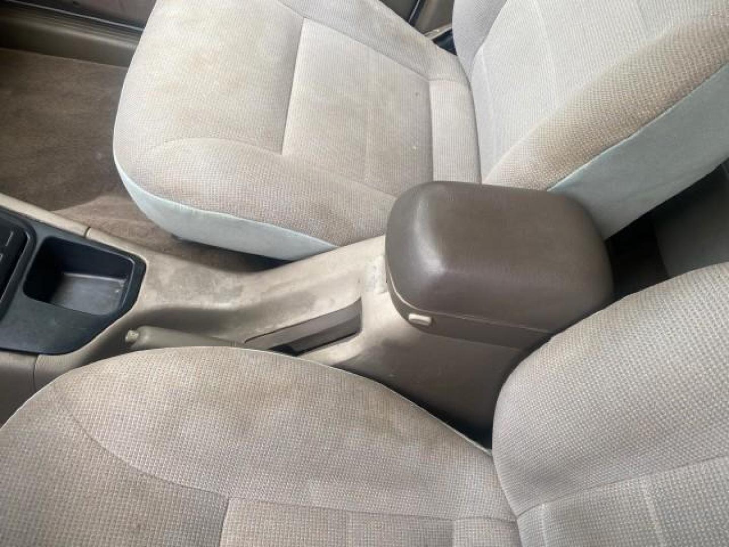 2002 White /Gray Kia Sportage SUV LOW MILES 37,679 (KNDJB723325) with an 2.0L DOHC MPFI 16-Valve Inline 4-Cyl Engine engine, Automatic transmission, located at 4701 North Dixie Hwy, Pompano Beach, FL, 33064, (954) 422-2889, 26.240938, -80.123474 - OUR WEBPAGE FLORIDACARS1.COM HAS OVER 100 PHOTOS AND FREE CARFAX LINK 2002 KIA SPORTAGE VIN: KNDJB723325123795 K N D J B 7 2 3 3 2 5 1 2 3 7 9 5 4 DOOR WAGON/SPORT UTILITY 2.0L I4 F DOHC 16V GASOLINE REAR WHEEL DRIVE Features Air Conditioning Alloy Wheels AM/FM Stereo Automatic Transmission CD Audio - Photo#49