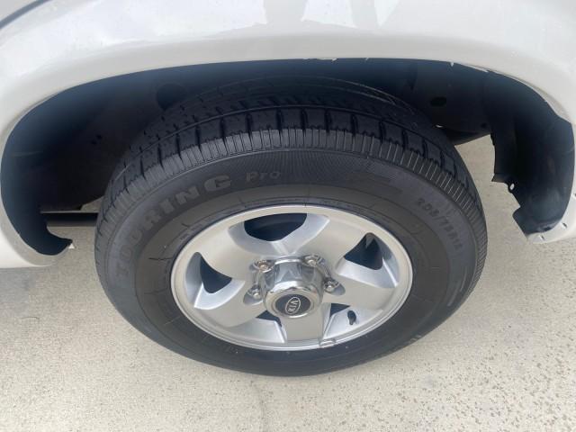 2002 White /Gray Kia Sportage SUV LOW MILES 37,688 (KNDJB723325) with an 2.0L DOHC MPFI 16-Valve Inline 4-Cyl Engine engine, Automatic transmission, located at 4701 North Dixie Hwy, Pompano Beach, FL, 33064, (954) 422-2889, 26.240938, -80.123474 - OUR WEBPAGE FLORIDACARS1.COM HAS OVER 100 PHOTOS AND FREE CARFAX LINK 2002 KIA SPORTAGE VIN: KNDJB723325123795 K N D J B 7 2 3 3 2 5 1 2 3 7 9 5 4 DOOR WAGON/SPORT UTILITY 2.0L I4 F DOHC 16V GASOLINE REAR WHEEL DRIVE Features Air Conditioning Alloy Wheels AM/FM Stereo Automatic Transmission CD Audio - Photo#65