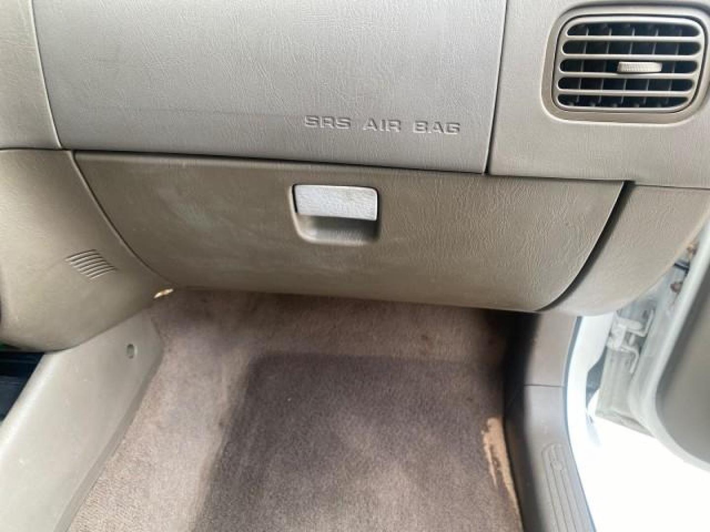 2002 White /Gray Kia Sportage SUV LOW MILES 37,679 (KNDJB723325) with an 2.0L DOHC MPFI 16-Valve Inline 4-Cyl Engine engine, Automatic transmission, located at 4701 North Dixie Hwy, Pompano Beach, FL, 33064, (954) 422-2889, 26.240938, -80.123474 - OUR WEBPAGE FLORIDACARS1.COM HAS OVER 100 PHOTOS AND FREE CARFAX LINK 2002 KIA SPORTAGE VIN: KNDJB723325123795 K N D J B 7 2 3 3 2 5 1 2 3 7 9 5 4 DOOR WAGON/SPORT UTILITY 2.0L I4 F DOHC 16V GASOLINE REAR WHEEL DRIVE Features Air Conditioning Alloy Wheels AM/FM Stereo Automatic Transmission CD Audio - Photo#89