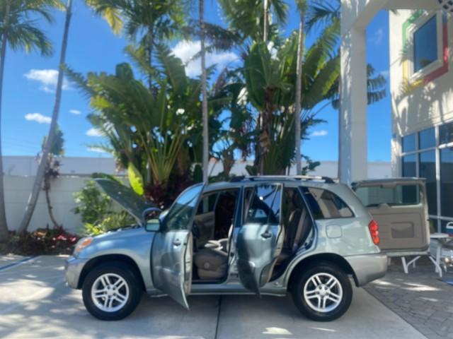 2005 Titanium Metallic /Taupe Toyota RAV4 LOW MILES 46,167 18 SERVICES (JTEGD20V650) with an 2.4L DOHC SFI 16-Valve VVT-i 4-Cyl Engine engine, Automatic transmission, located at 4701 North Dixie Hwy, Pompano Beach, FL, 33064, (954) 422-2889, 26.240938, -80.123474 - OUR WEBPAGE FLORIDACARS1.COM HAS OVER 100 PHOTOS AND FREE CARFAX LINK 2005 TOYOTA RAV4 VIN: JTEGD20V650076982 J T E G D 2 0 V 6 5 0 0 7 6 9 8 2 4 DOOR WAGON/SPORT UTILITY 2.4L I4 F DOHC 16V GASOLINE FRONT WHEEL DRIVE Features ABS Brakes Air Conditioning AM/FM Stereo Automatic Transmission Cassette P - Photo#8