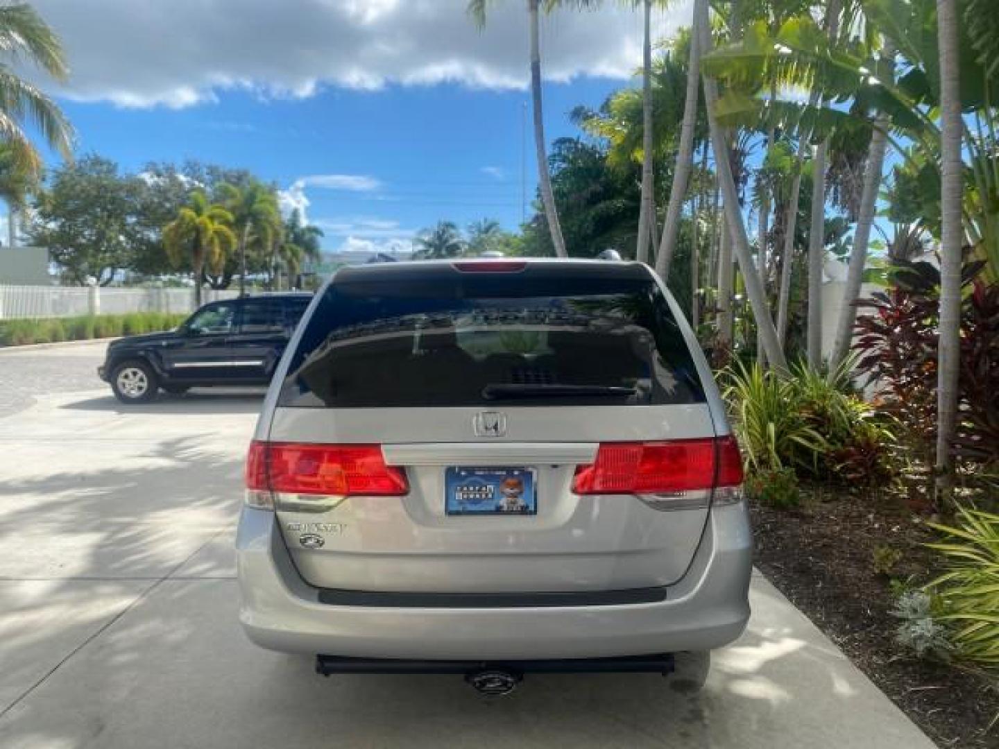 2010 Slate Green Metallic /Gray Honda Odyssey EX-L LOW MILES 52,543 1 OWNER FL (5FNRL3H62AB) with an 3.5L SOHC MPFI 24-Valve i-VTEC V6 Engine engine, Automatic transmission, located at 4701 North Dixie Hwy, Pompano Beach, FL, 33064, (954) 422-2889, 26.240938, -80.123474 - OUR WEBPAGE FLORIDACARS1.COM HAS OVER 100 PHOTOS AND FREE CARFAX LINK 2010 HONDA ODYSSEY EX-L VIN: 5FNRL3H62AB112651 5 F N R L 3 H 6 2 A B 1 1 2 6 5 1 VAN 3.5L V6 F SOHC 24V GASOLINE FRONT WHEEL DRIVE Features ABS Brakes Air Conditioning Alloy Wheels AM/FM Stereo Automatic Transmission Auxiliary Aud - Photo#6