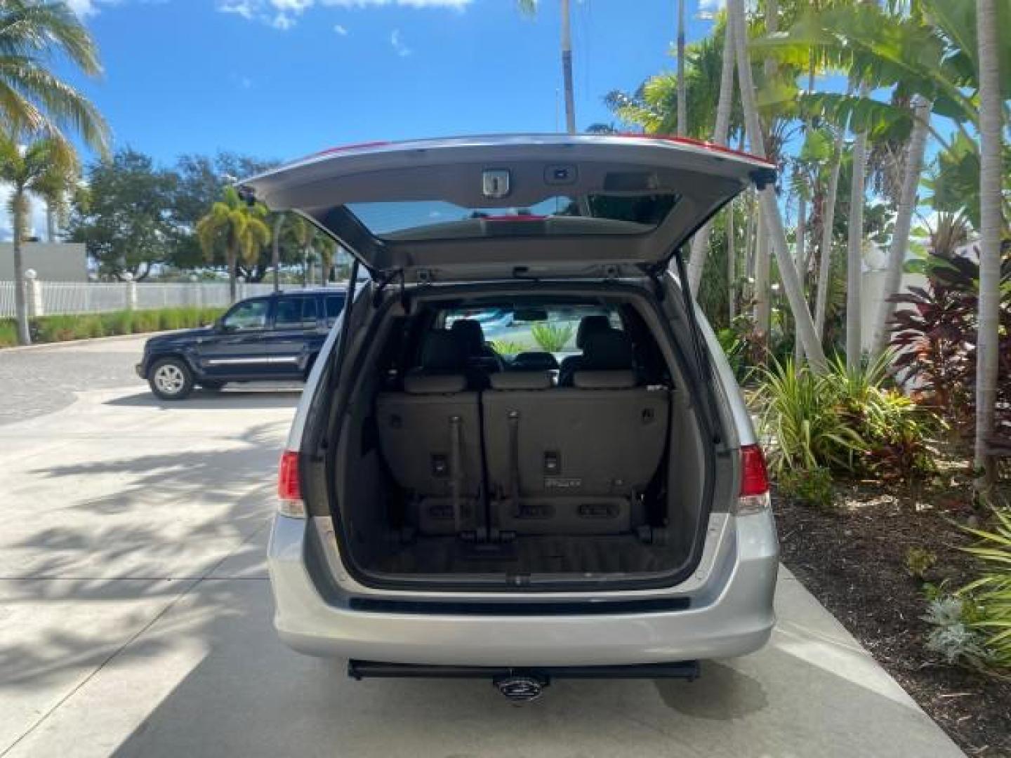 2010 Slate Green Metallic /Gray Honda Odyssey EX-L LOW MILES 52,543 1 OWNER FL (5FNRL3H62AB) with an 3.5L SOHC MPFI 24-Valve i-VTEC V6 Engine engine, Automatic transmission, located at 4701 North Dixie Hwy, Pompano Beach, FL, 33064, (954) 422-2889, 26.240938, -80.123474 - OUR WEBPAGE FLORIDACARS1.COM HAS OVER 100 PHOTOS AND FREE CARFAX LINK 2010 HONDA ODYSSEY EX-L VIN: 5FNRL3H62AB112651 5 F N R L 3 H 6 2 A B 1 1 2 6 5 1 VAN 3.5L V6 F SOHC 24V GASOLINE FRONT WHEEL DRIVE Features ABS Brakes Air Conditioning Alloy Wheels AM/FM Stereo Automatic Transmission Auxiliary Aud - Photo#89