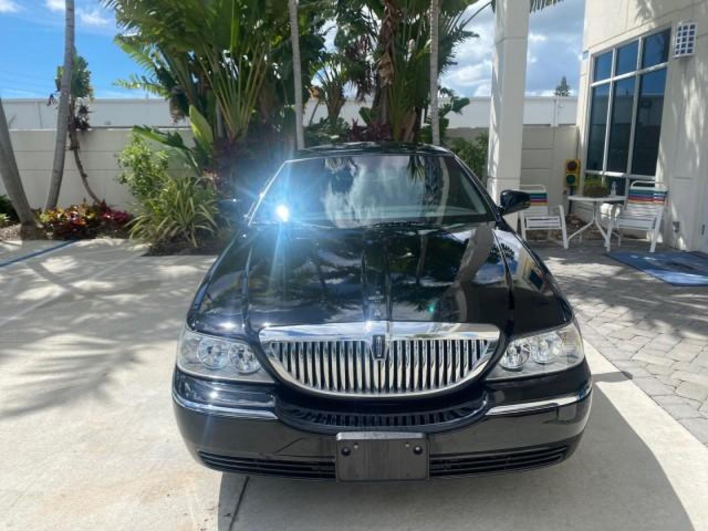 2008 Black /Black Lincoln Town Car Limited LOW MILES 70,308 BLACK (2LNHM82W08X) with an 4.6L SOHC EFI V8 Engine engine, Automatic transmission, located at 4701 North Dixie Hwy, Pompano Beach, FL, 33064, (954) 422-2889, 26.240938, -80.123474 - OUR WEBPAGE FLORIDACARS1.COM HAS OVER 100 PHOTOS AND FREE CARFAX LINK 2008 LINCOLN TOWN CAR SIGNATURE LIMITED VIN: 2LNHM82W08X641102 2 L N H M 8 2 W 0 8 X 6 4 1 1 0 2 SEDAN 4 DR 4.6L V8 F SOHC GASOLINE REAR WHEEL DRIVE Features ABS Brakes Air Conditioning Alloy Wheels AM/FM Stereo Automatic Transmis - Photo#2