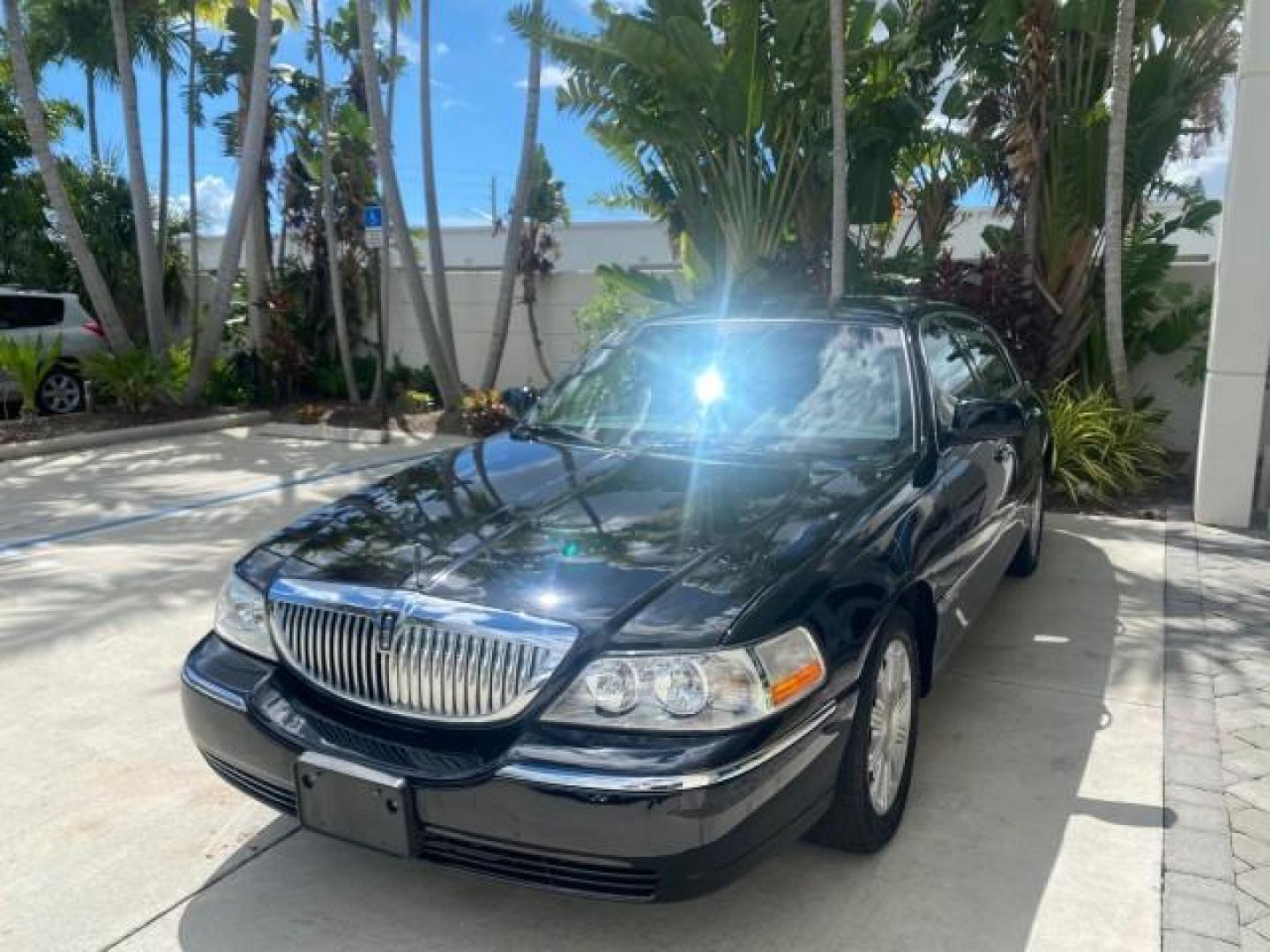 2008 Black /Black Lincoln Town Car Limited LOW MILES 70,308 BLACK (2LNHM82W08X) with an 4.6L SOHC EFI V8 Engine engine, Automatic transmission, located at 4701 North Dixie Hwy, Pompano Beach, FL, 33064, (954) 422-2889, 26.240938, -80.123474 - OUR WEBPAGE FLORIDACARS1.COM HAS OVER 100 PHOTOS AND FREE CARFAX LINK 2008 LINCOLN TOWN CAR SIGNATURE LIMITED VIN: 2LNHM82W08X641102 2 L N H M 8 2 W 0 8 X 6 4 1 1 0 2 SEDAN 4 DR 4.6L V8 F SOHC GASOLINE REAR WHEEL DRIVE Features ABS Brakes Air Conditioning Alloy Wheels AM/FM Stereo Automatic Transmis - Photo#3
