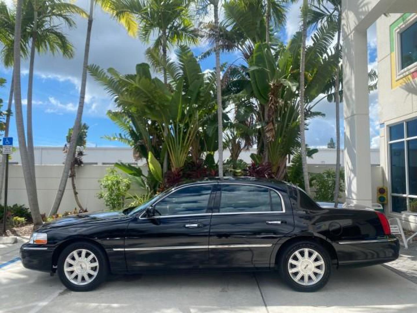 2008 Black /Black Lincoln Town Car Limited LOW MILES 70,308 BLACK (2LNHM82W08X) with an 4.6L SOHC EFI V8 Engine engine, Automatic transmission, located at 4701 North Dixie Hwy, Pompano Beach, FL, 33064, (954) 422-2889, 26.240938, -80.123474 - OUR WEBPAGE FLORIDACARS1.COM HAS OVER 100 PHOTOS AND FREE CARFAX LINK 2008 LINCOLN TOWN CAR SIGNATURE LIMITED VIN: 2LNHM82W08X641102 2 L N H M 8 2 W 0 8 X 6 4 1 1 0 2 SEDAN 4 DR 4.6L V8 F SOHC GASOLINE REAR WHEEL DRIVE Features ABS Brakes Air Conditioning Alloy Wheels AM/FM Stereo Automatic Transmis - Photo#4