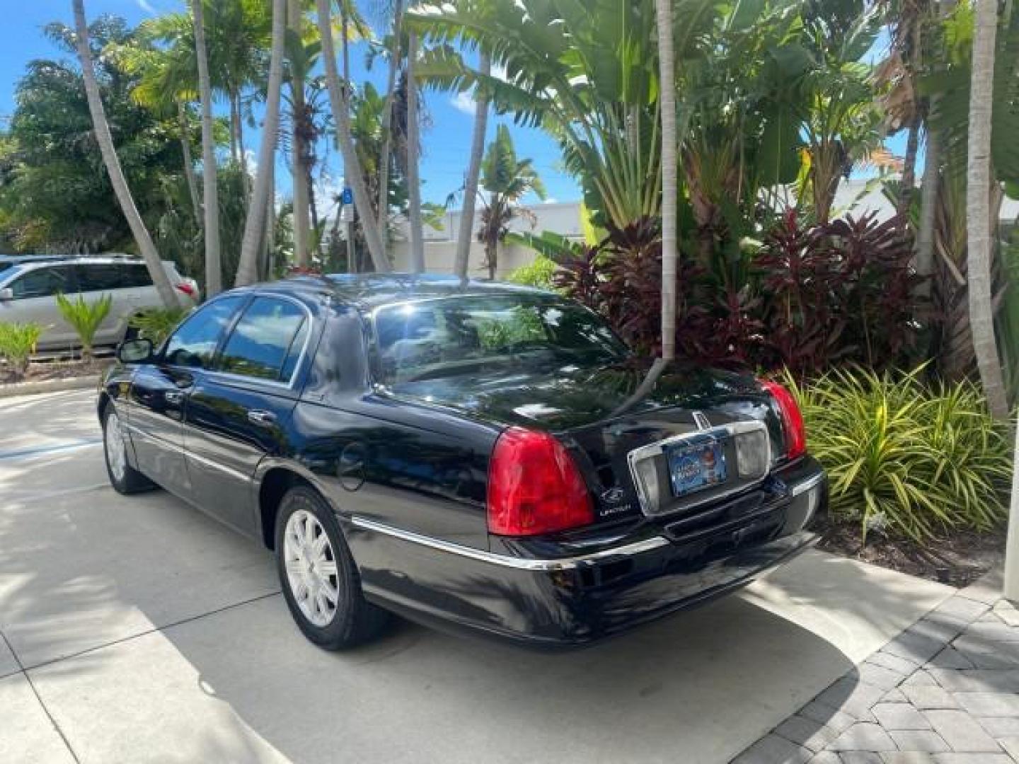 2008 Black /Black Lincoln Town Car Limited LOW MILES 70,308 BLACK (2LNHM82W08X) with an 4.6L SOHC EFI V8 Engine engine, Automatic transmission, located at 4701 North Dixie Hwy, Pompano Beach, FL, 33064, (954) 422-2889, 26.240938, -80.123474 - OUR WEBPAGE FLORIDACARS1.COM HAS OVER 100 PHOTOS AND FREE CARFAX LINK 2008 LINCOLN TOWN CAR SIGNATURE LIMITED VIN: 2LNHM82W08X641102 2 L N H M 8 2 W 0 8 X 6 4 1 1 0 2 SEDAN 4 DR 4.6L V8 F SOHC GASOLINE REAR WHEEL DRIVE Features ABS Brakes Air Conditioning Alloy Wheels AM/FM Stereo Automatic Transmis - Photo#5