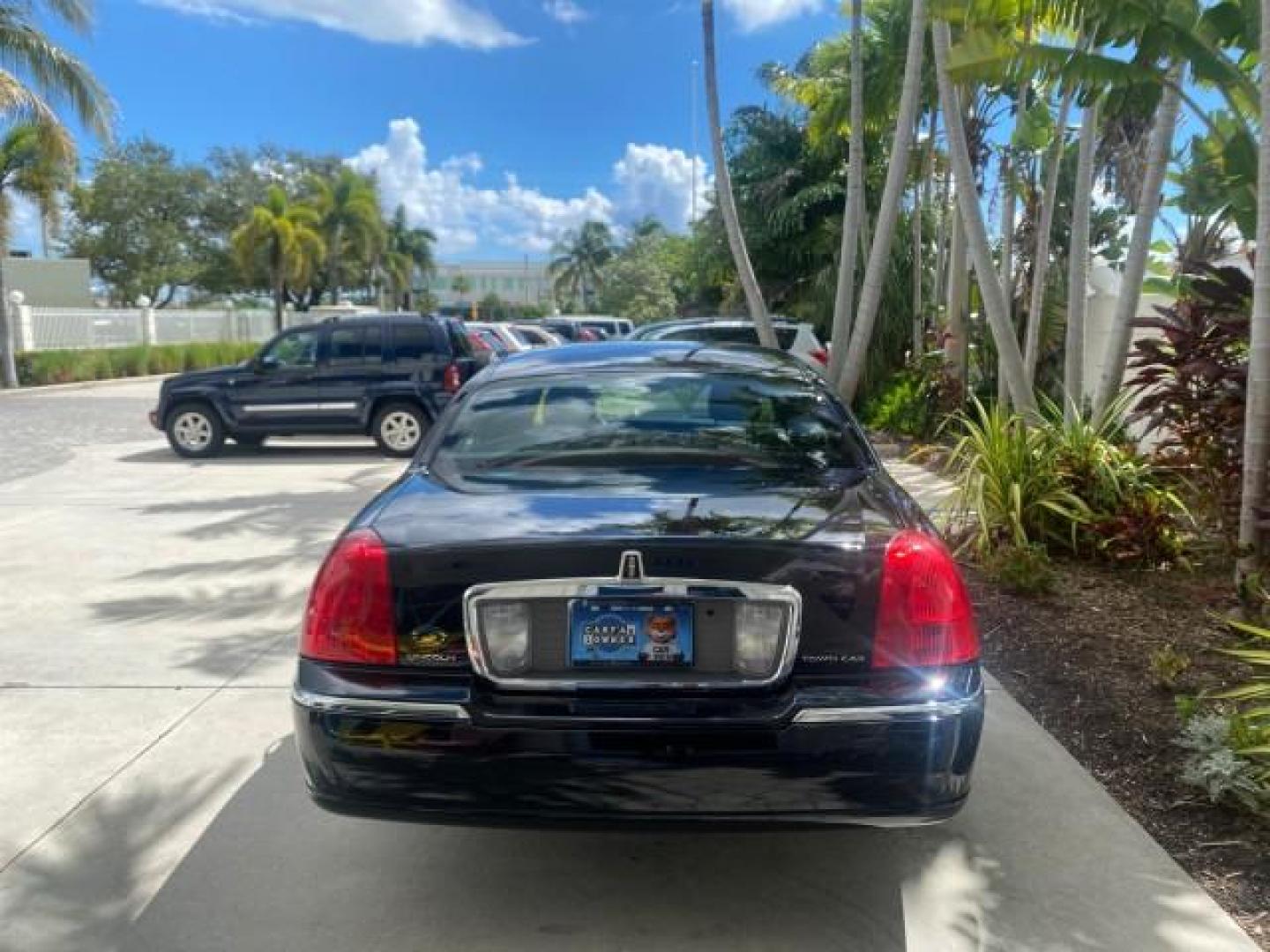 2008 Black /Black Lincoln Town Car Limited LOW MILES 70,308 BLACK (2LNHM82W08X) with an 4.6L SOHC EFI V8 Engine engine, Automatic transmission, located at 4701 North Dixie Hwy, Pompano Beach, FL, 33064, (954) 422-2889, 26.240938, -80.123474 - OUR WEBPAGE FLORIDACARS1.COM HAS OVER 100 PHOTOS AND FREE CARFAX LINK 2008 LINCOLN TOWN CAR SIGNATURE LIMITED VIN: 2LNHM82W08X641102 2 L N H M 8 2 W 0 8 X 6 4 1 1 0 2 SEDAN 4 DR 4.6L V8 F SOHC GASOLINE REAR WHEEL DRIVE Features ABS Brakes Air Conditioning Alloy Wheels AM/FM Stereo Automatic Transmis - Photo#6