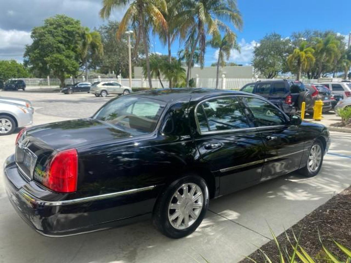 2008 Black /Black Lincoln Town Car Limited LOW MILES 70,308 BLACK (2LNHM82W08X) with an 4.6L SOHC EFI V8 Engine engine, Automatic transmission, located at 4701 North Dixie Hwy, Pompano Beach, FL, 33064, (954) 422-2889, 26.240938, -80.123474 - OUR WEBPAGE FLORIDACARS1.COM HAS OVER 100 PHOTOS AND FREE CARFAX LINK 2008 LINCOLN TOWN CAR SIGNATURE LIMITED VIN: 2LNHM82W08X641102 2 L N H M 8 2 W 0 8 X 6 4 1 1 0 2 SEDAN 4 DR 4.6L V8 F SOHC GASOLINE REAR WHEEL DRIVE Features ABS Brakes Air Conditioning Alloy Wheels AM/FM Stereo Automatic Transmis - Photo#7