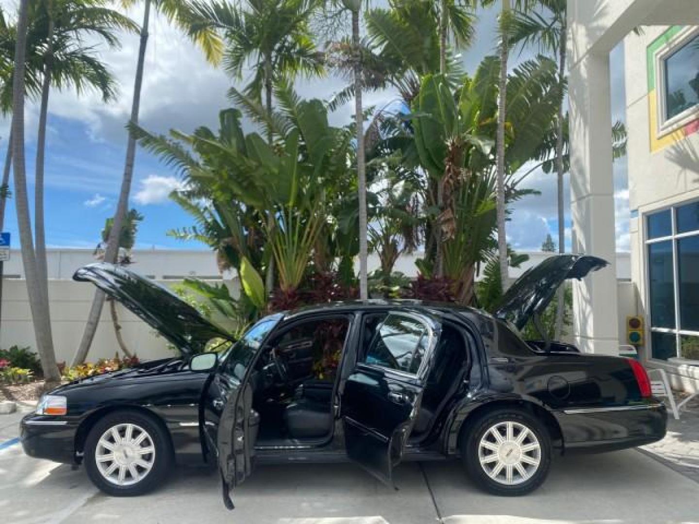 2008 Black /Black Lincoln Town Car Limited LOW MILES 70,308 BLACK (2LNHM82W08X) with an 4.6L SOHC EFI V8 Engine engine, Automatic transmission, located at 4701 North Dixie Hwy, Pompano Beach, FL, 33064, (954) 422-2889, 26.240938, -80.123474 - OUR WEBPAGE FLORIDACARS1.COM HAS OVER 100 PHOTOS AND FREE CARFAX LINK 2008 LINCOLN TOWN CAR SIGNATURE LIMITED VIN: 2LNHM82W08X641102 2 L N H M 8 2 W 0 8 X 6 4 1 1 0 2 SEDAN 4 DR 4.6L V8 F SOHC GASOLINE REAR WHEEL DRIVE Features ABS Brakes Air Conditioning Alloy Wheels AM/FM Stereo Automatic Transmis - Photo#8