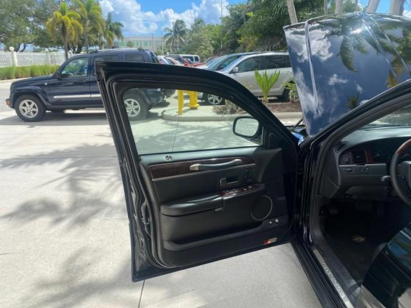 2008 Black /Black Lincoln Town Car Limited LOW MILES 70,308 BLACK (2LNHM82W08X) with an 4.6L SOHC EFI V8 Engine engine, Automatic transmission, located at 4701 North Dixie Hwy, Pompano Beach, FL, 33064, (954) 422-2889, 26.240938, -80.123474 - OUR WEBPAGE FLORIDACARS1.COM HAS OVER 100 PHOTOS AND FREE CARFAX LINK 2008 LINCOLN TOWN CAR SIGNATURE LIMITED VIN: 2LNHM82W08X641102 2 L N H M 8 2 W 0 8 X 6 4 1 1 0 2 SEDAN 4 DR 4.6L V8 F SOHC GASOLINE REAR WHEEL DRIVE Features ABS Brakes Air Conditioning Alloy Wheels AM/FM Stereo Automatic Transmis - Photo#9