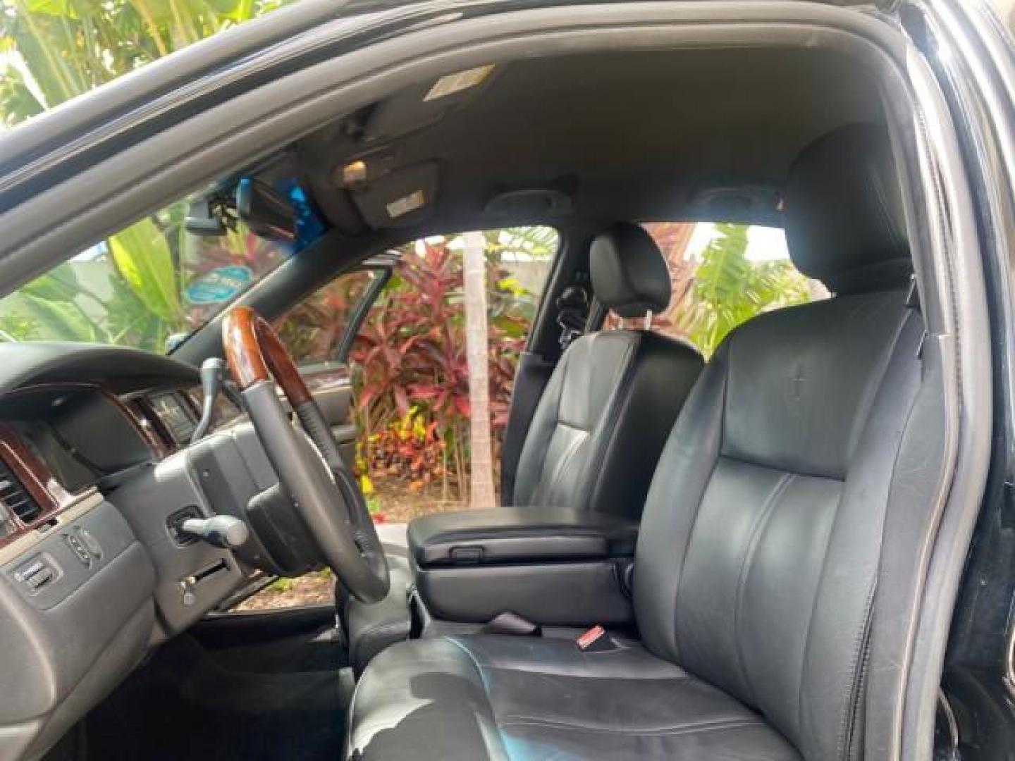 2008 Black /Black Lincoln Town Car Limited LOW MILES 70,308 BLACK (2LNHM82W08X) with an 4.6L SOHC EFI V8 Engine engine, Automatic transmission, located at 4701 North Dixie Hwy, Pompano Beach, FL, 33064, (954) 422-2889, 26.240938, -80.123474 - OUR WEBPAGE FLORIDACARS1.COM HAS OVER 100 PHOTOS AND FREE CARFAX LINK 2008 LINCOLN TOWN CAR SIGNATURE LIMITED VIN: 2LNHM82W08X641102 2 L N H M 8 2 W 0 8 X 6 4 1 1 0 2 SEDAN 4 DR 4.6L V8 F SOHC GASOLINE REAR WHEEL DRIVE Features ABS Brakes Air Conditioning Alloy Wheels AM/FM Stereo Automatic Transmis - Photo#10