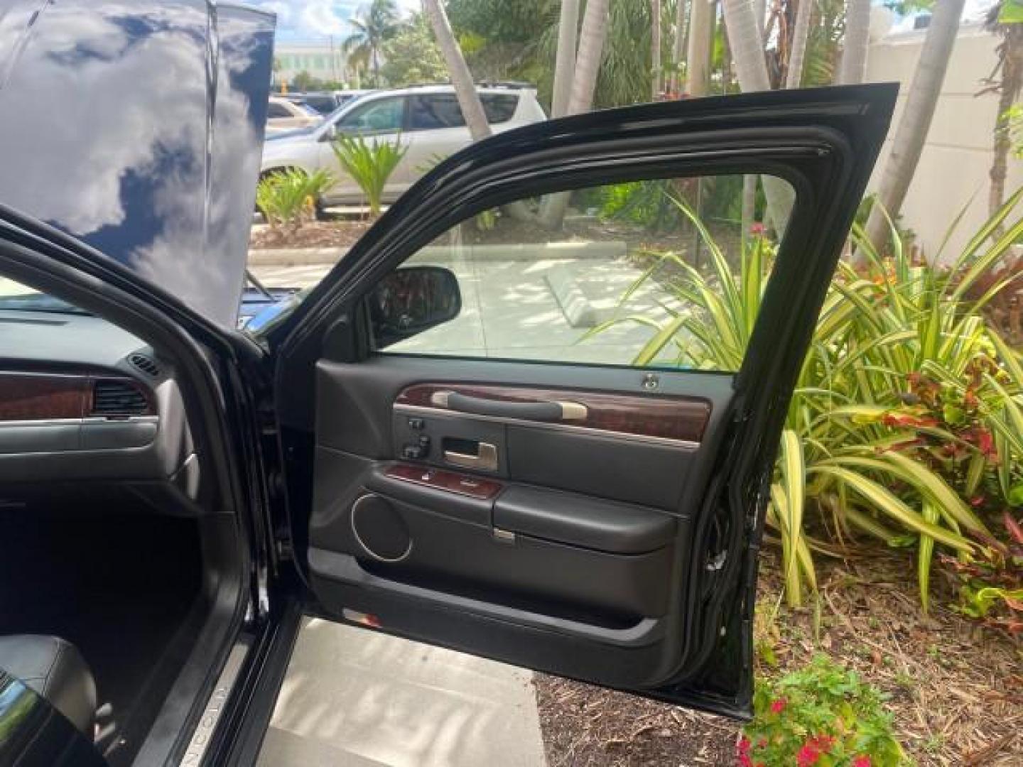 2008 Black /Black Lincoln Town Car Limited LOW MILES 70,308 BLACK (2LNHM82W08X) with an 4.6L SOHC EFI V8 Engine engine, Automatic transmission, located at 4701 North Dixie Hwy, Pompano Beach, FL, 33064, (954) 422-2889, 26.240938, -80.123474 - OUR WEBPAGE FLORIDACARS1.COM HAS OVER 100 PHOTOS AND FREE CARFAX LINK 2008 LINCOLN TOWN CAR SIGNATURE LIMITED VIN: 2LNHM82W08X641102 2 L N H M 8 2 W 0 8 X 6 4 1 1 0 2 SEDAN 4 DR 4.6L V8 F SOHC GASOLINE REAR WHEEL DRIVE Features ABS Brakes Air Conditioning Alloy Wheels AM/FM Stereo Automatic Transmis - Photo#11
