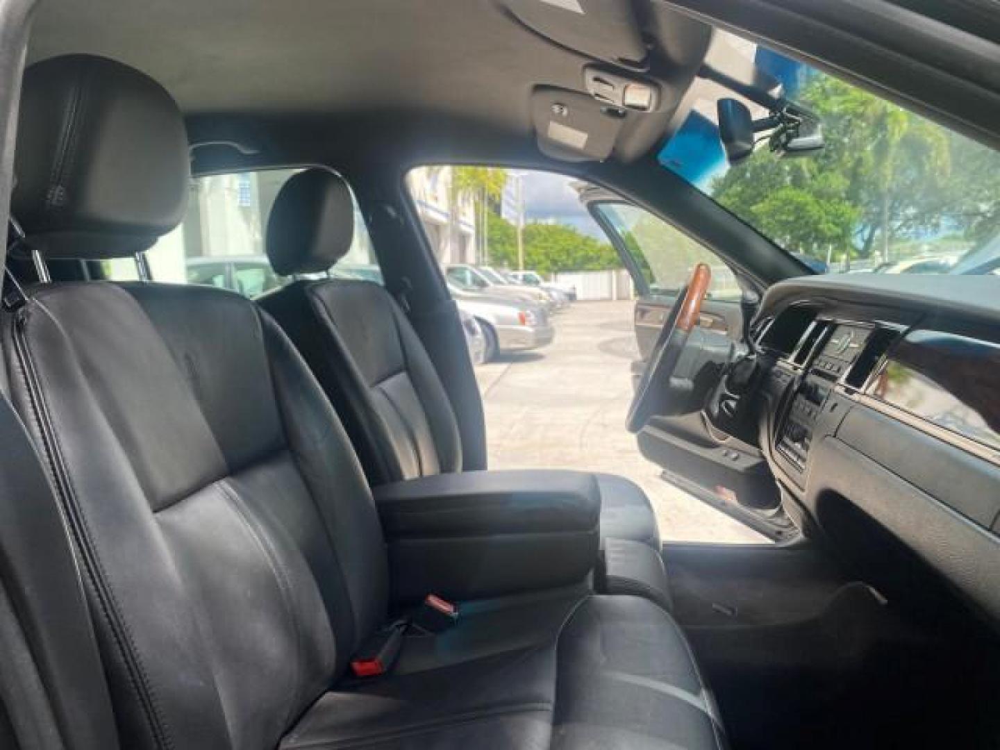 2008 Black /Black Lincoln Town Car Limited LOW MILES 70,308 BLACK (2LNHM82W08X) with an 4.6L SOHC EFI V8 Engine engine, Automatic transmission, located at 4701 North Dixie Hwy, Pompano Beach, FL, 33064, (954) 422-2889, 26.240938, -80.123474 - OUR WEBPAGE FLORIDACARS1.COM HAS OVER 100 PHOTOS AND FREE CARFAX LINK 2008 LINCOLN TOWN CAR SIGNATURE LIMITED VIN: 2LNHM82W08X641102 2 L N H M 8 2 W 0 8 X 6 4 1 1 0 2 SEDAN 4 DR 4.6L V8 F SOHC GASOLINE REAR WHEEL DRIVE Features ABS Brakes Air Conditioning Alloy Wheels AM/FM Stereo Automatic Transmis - Photo#12