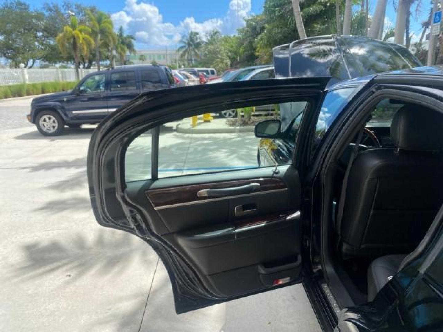 2008 Black /Black Lincoln Town Car Limited LOW MILES 70,308 BLACK (2LNHM82W08X) with an 4.6L SOHC EFI V8 Engine engine, Automatic transmission, located at 4701 North Dixie Hwy, Pompano Beach, FL, 33064, (954) 422-2889, 26.240938, -80.123474 - OUR WEBPAGE FLORIDACARS1.COM HAS OVER 100 PHOTOS AND FREE CARFAX LINK 2008 LINCOLN TOWN CAR SIGNATURE LIMITED VIN: 2LNHM82W08X641102 2 L N H M 8 2 W 0 8 X 6 4 1 1 0 2 SEDAN 4 DR 4.6L V8 F SOHC GASOLINE REAR WHEEL DRIVE Features ABS Brakes Air Conditioning Alloy Wheels AM/FM Stereo Automatic Transmis - Photo#13