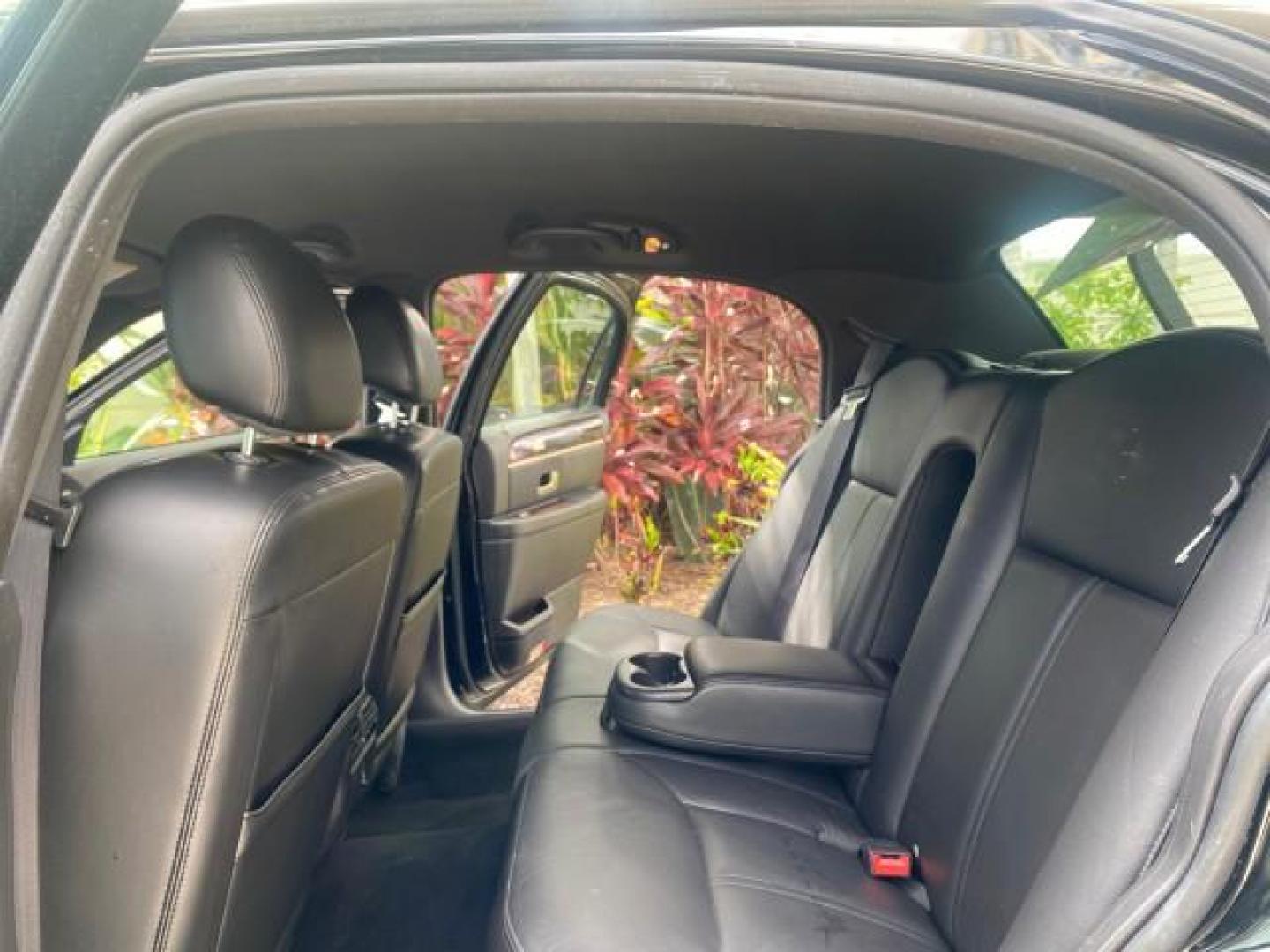 2008 Black /Black Lincoln Town Car Limited LOW MILES 70,308 BLACK (2LNHM82W08X) with an 4.6L SOHC EFI V8 Engine engine, Automatic transmission, located at 4701 North Dixie Hwy, Pompano Beach, FL, 33064, (954) 422-2889, 26.240938, -80.123474 - OUR WEBPAGE FLORIDACARS1.COM HAS OVER 100 PHOTOS AND FREE CARFAX LINK 2008 LINCOLN TOWN CAR SIGNATURE LIMITED VIN: 2LNHM82W08X641102 2 L N H M 8 2 W 0 8 X 6 4 1 1 0 2 SEDAN 4 DR 4.6L V8 F SOHC GASOLINE REAR WHEEL DRIVE Features ABS Brakes Air Conditioning Alloy Wheels AM/FM Stereo Automatic Transmis - Photo#14