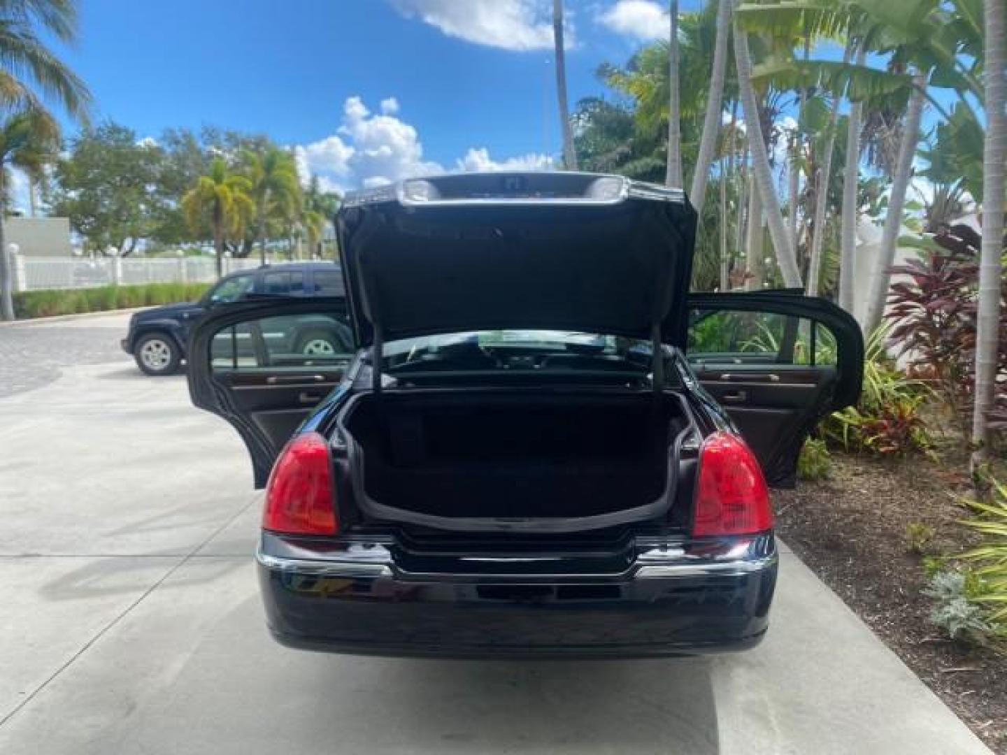 2008 Black /Black Lincoln Town Car Limited LOW MILES 70,308 BLACK (2LNHM82W08X) with an 4.6L SOHC EFI V8 Engine engine, Automatic transmission, located at 4701 North Dixie Hwy, Pompano Beach, FL, 33064, (954) 422-2889, 26.240938, -80.123474 - OUR WEBPAGE FLORIDACARS1.COM HAS OVER 100 PHOTOS AND FREE CARFAX LINK 2008 LINCOLN TOWN CAR SIGNATURE LIMITED VIN: 2LNHM82W08X641102 2 L N H M 8 2 W 0 8 X 6 4 1 1 0 2 SEDAN 4 DR 4.6L V8 F SOHC GASOLINE REAR WHEEL DRIVE Features ABS Brakes Air Conditioning Alloy Wheels AM/FM Stereo Automatic Transmis - Photo#15