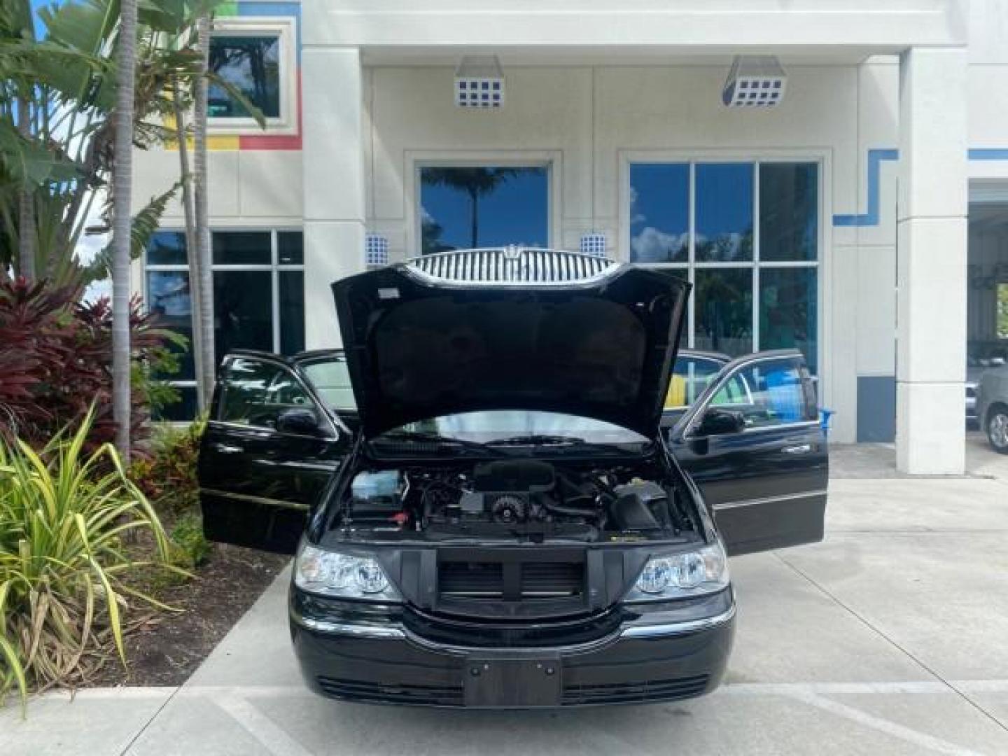 2008 Black /Black Lincoln Town Car Limited LOW MILES 70,308 BLACK (2LNHM82W08X) with an 4.6L SOHC EFI V8 Engine engine, Automatic transmission, located at 4701 North Dixie Hwy, Pompano Beach, FL, 33064, (954) 422-2889, 26.240938, -80.123474 - OUR WEBPAGE FLORIDACARS1.COM HAS OVER 100 PHOTOS AND FREE CARFAX LINK 2008 LINCOLN TOWN CAR SIGNATURE LIMITED VIN: 2LNHM82W08X641102 2 L N H M 8 2 W 0 8 X 6 4 1 1 0 2 SEDAN 4 DR 4.6L V8 F SOHC GASOLINE REAR WHEEL DRIVE Features ABS Brakes Air Conditioning Alloy Wheels AM/FM Stereo Automatic Transmis - Photo#16
