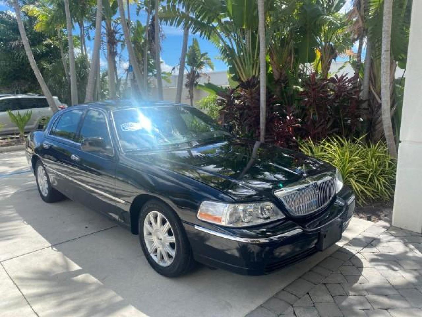 2008 Black /Black Lincoln Town Car Limited LOW MILES 70,308 BLACK (2LNHM82W08X) with an 4.6L SOHC EFI V8 Engine engine, Automatic transmission, located at 4701 North Dixie Hwy, Pompano Beach, FL, 33064, (954) 422-2889, 26.240938, -80.123474 - OUR WEBPAGE FLORIDACARS1.COM HAS OVER 100 PHOTOS AND FREE CARFAX LINK 2008 LINCOLN TOWN CAR SIGNATURE LIMITED VIN: 2LNHM82W08X641102 2 L N H M 8 2 W 0 8 X 6 4 1 1 0 2 SEDAN 4 DR 4.6L V8 F SOHC GASOLINE REAR WHEEL DRIVE Features ABS Brakes Air Conditioning Alloy Wheels AM/FM Stereo Automatic Transmis - Photo#24