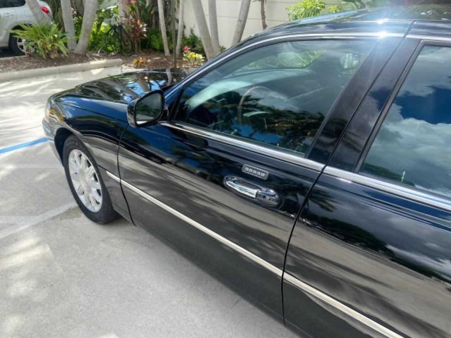 2008 Black /Black Lincoln Town Car Limited LOW MILES 70,308 BLACK (2LNHM82W08X) with an 4.6L SOHC EFI V8 Engine engine, Automatic transmission, located at 4701 North Dixie Hwy, Pompano Beach, FL, 33064, (954) 422-2889, 26.240938, -80.123474 - OUR WEBPAGE FLORIDACARS1.COM HAS OVER 100 PHOTOS AND FREE CARFAX LINK 2008 LINCOLN TOWN CAR SIGNATURE LIMITED VIN: 2LNHM82W08X641102 2 L N H M 8 2 W 0 8 X 6 4 1 1 0 2 SEDAN 4 DR 4.6L V8 F SOHC GASOLINE REAR WHEEL DRIVE Features ABS Brakes Air Conditioning Alloy Wheels AM/FM Stereo Automatic Transmis - Photo#27